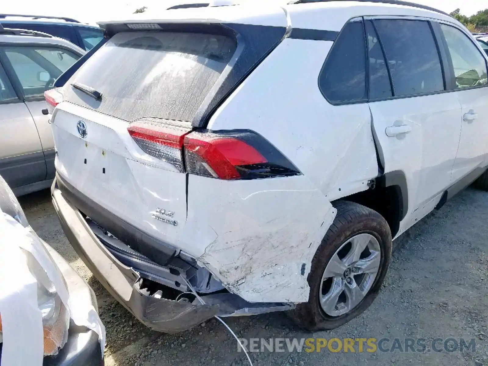 9 Photograph of a damaged car JTMRWRFV9KD015878 TOYOTA RAV4 XLE 2019