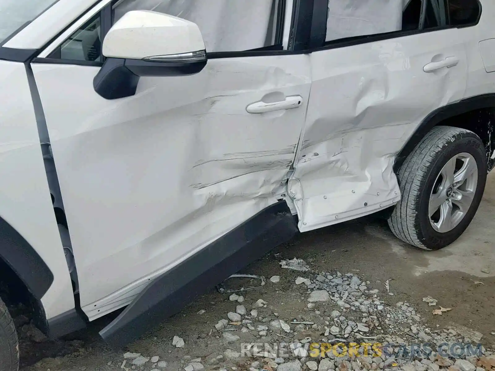 9 Photograph of a damaged car JTMW1RFV1KD019909 TOYOTA RAV4 XLE 2019