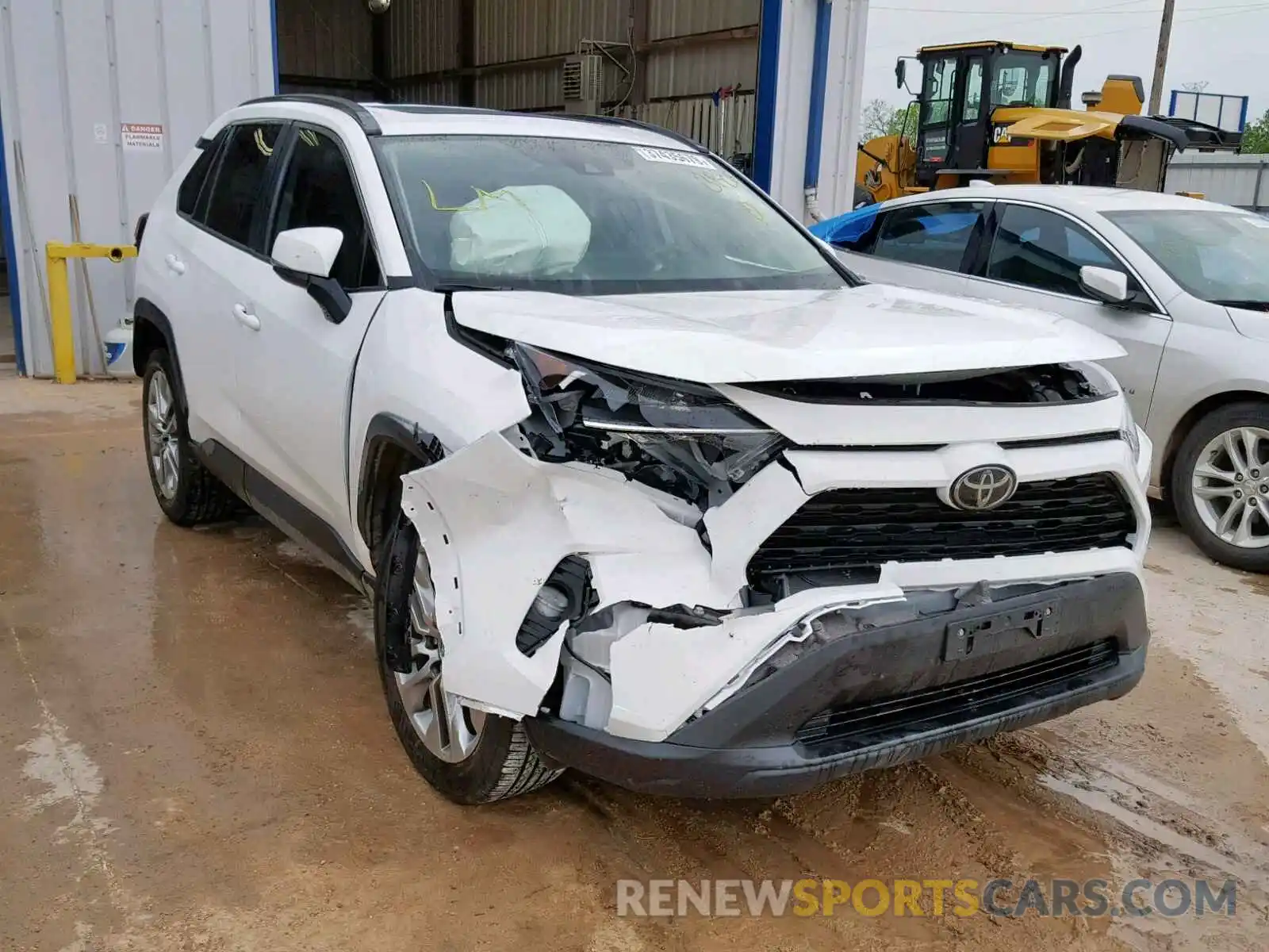 1 Photograph of a damaged car 2T3C1RFVXKW016657 TOYOTA RAV4 XLE P 2019