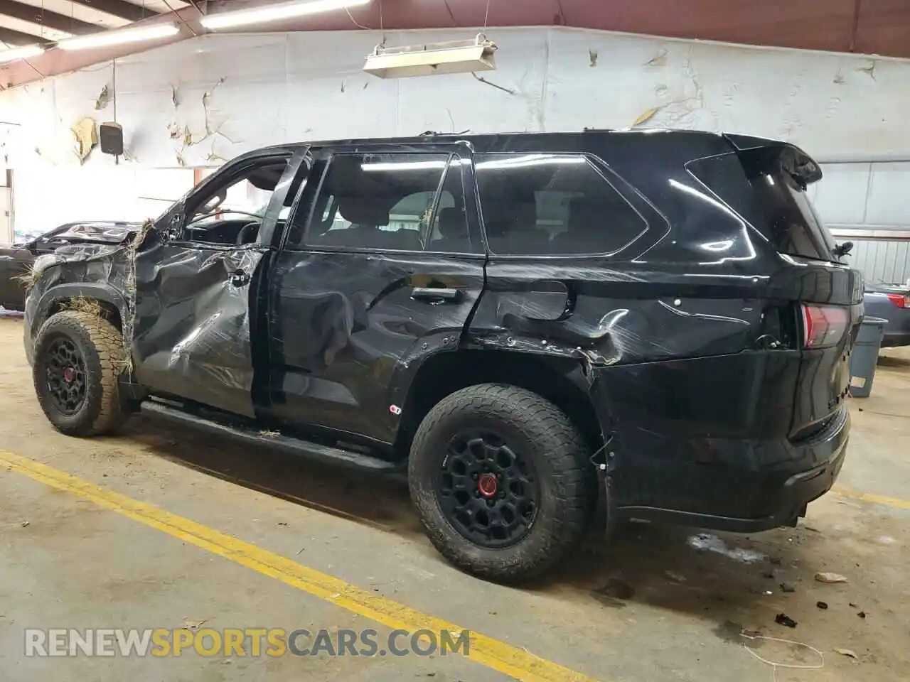 2 fotografías del automóvil dañado 7SVAAABA4PX018604 TOYOTA SEQUOIA 2023