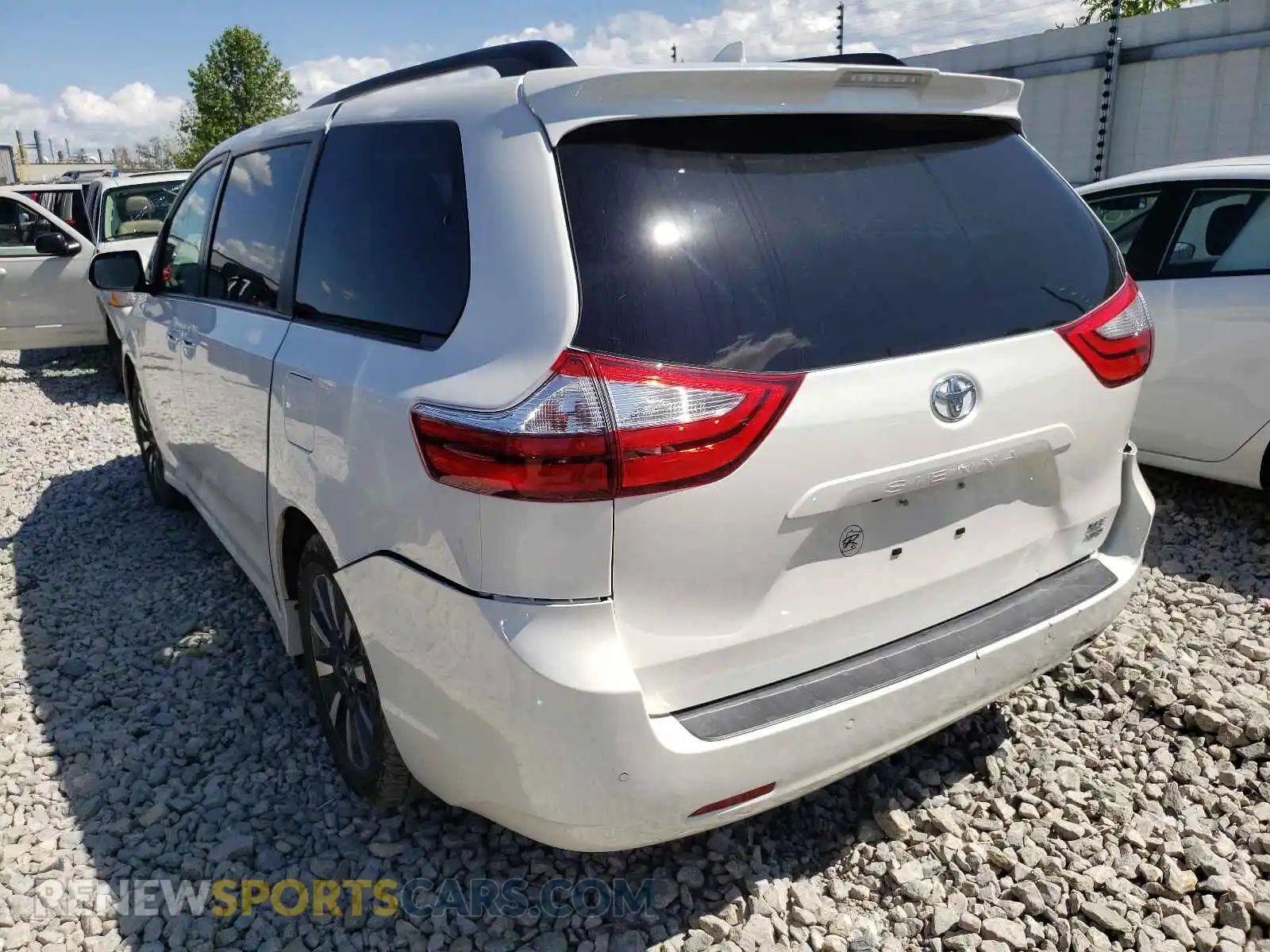 3 Photograph of a damaged car 5TDDZ3DC2KS217739 TOYOTA SIENNA 2019