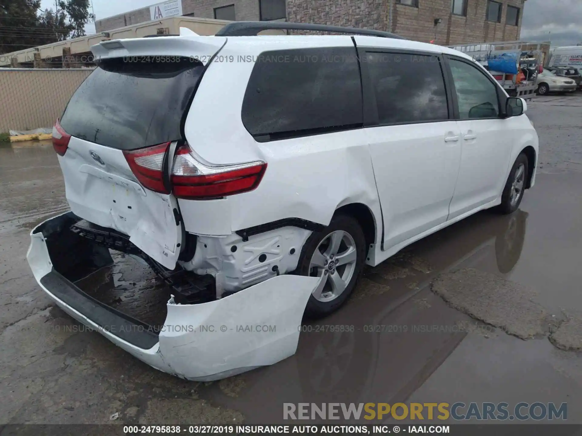 4 Photograph of a damaged car 5TDKZ3DC4KS995497 TOYOTA SIENNA 2019