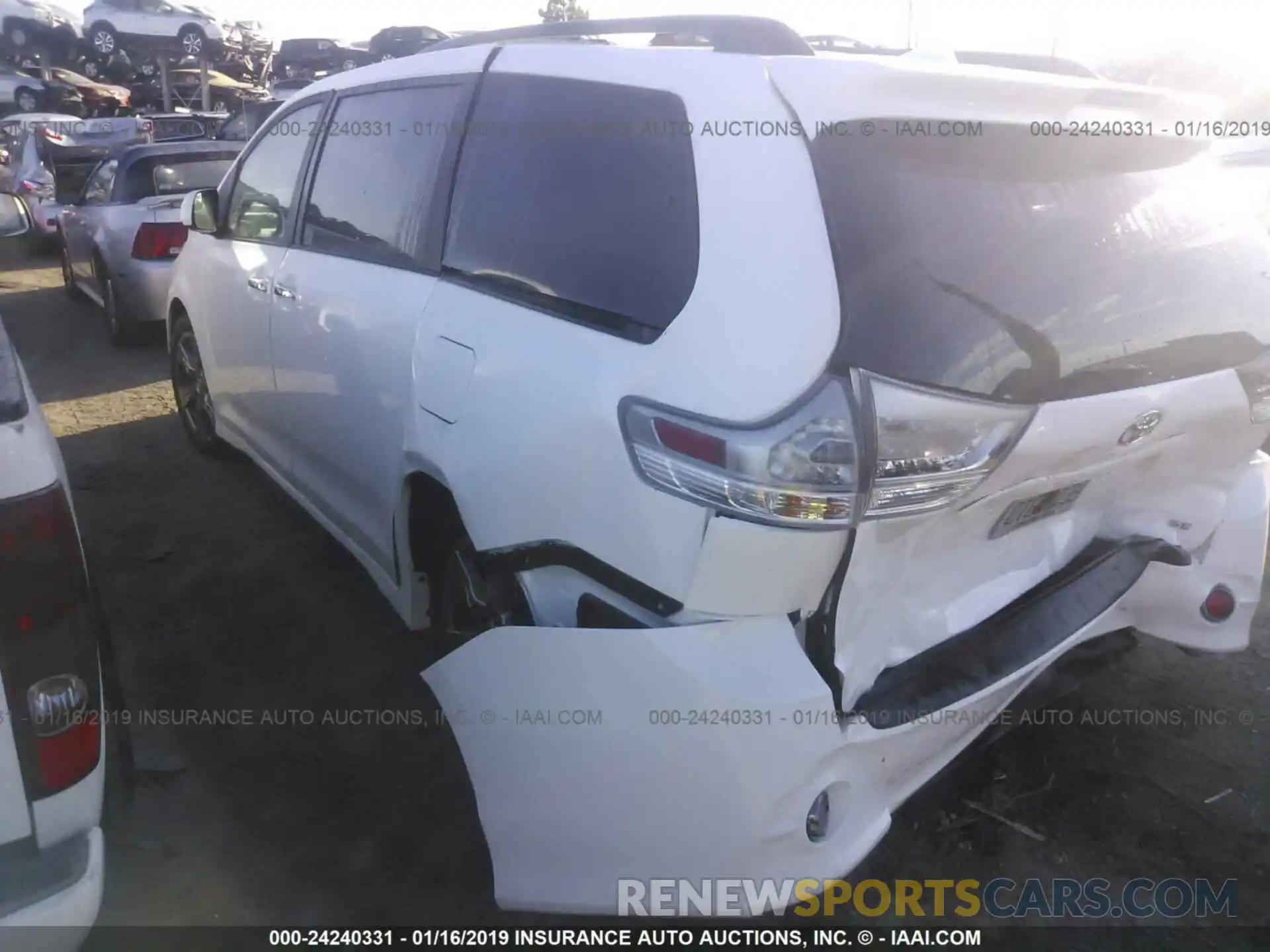 3 Photograph of a damaged car 5TDXZ3DC4KS985803 TOYOTA SIENNA 2019