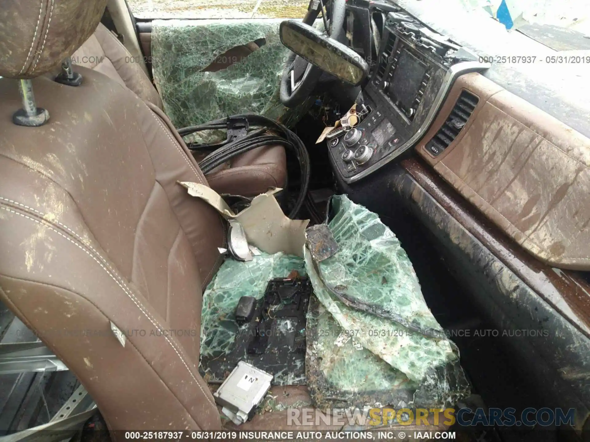 5 Photograph of a damaged car 5TDYZ3DC6KS002172 TOYOTA SIENNA 2019