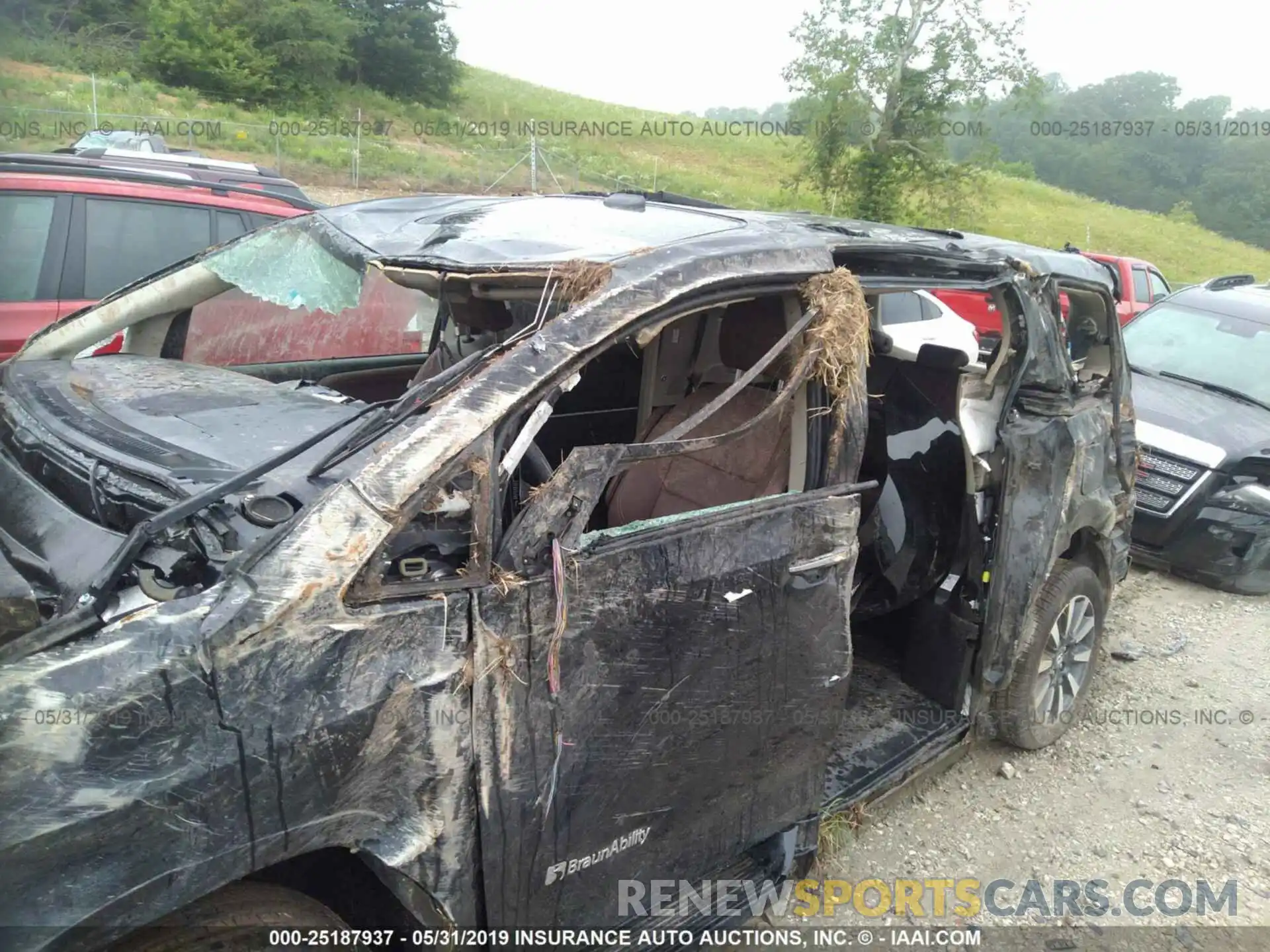 6 Photograph of a damaged car 5TDYZ3DC6KS002172 TOYOTA SIENNA 2019