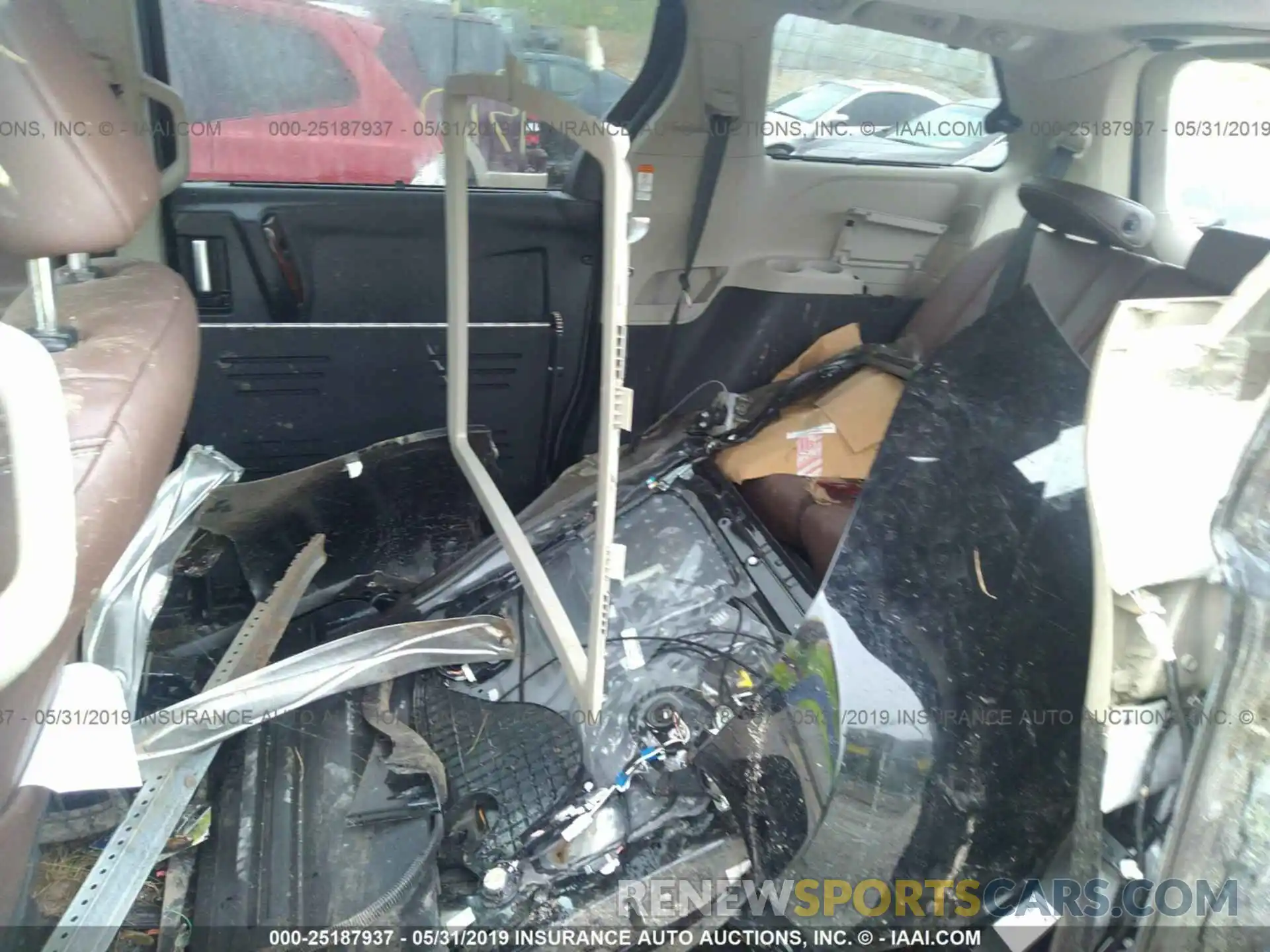 8 Photograph of a damaged car 5TDYZ3DC6KS002172 TOYOTA SIENNA 2019