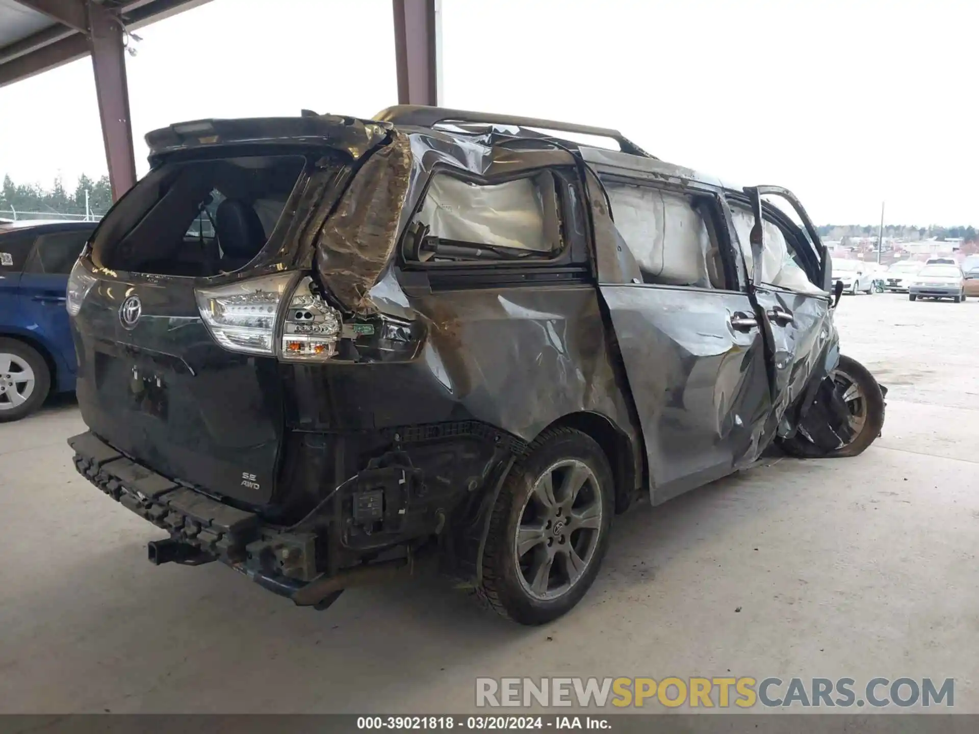 4 Photograph of a damaged car 5TDEZ3DC2LS234773 TOYOTA SIENNA 2020