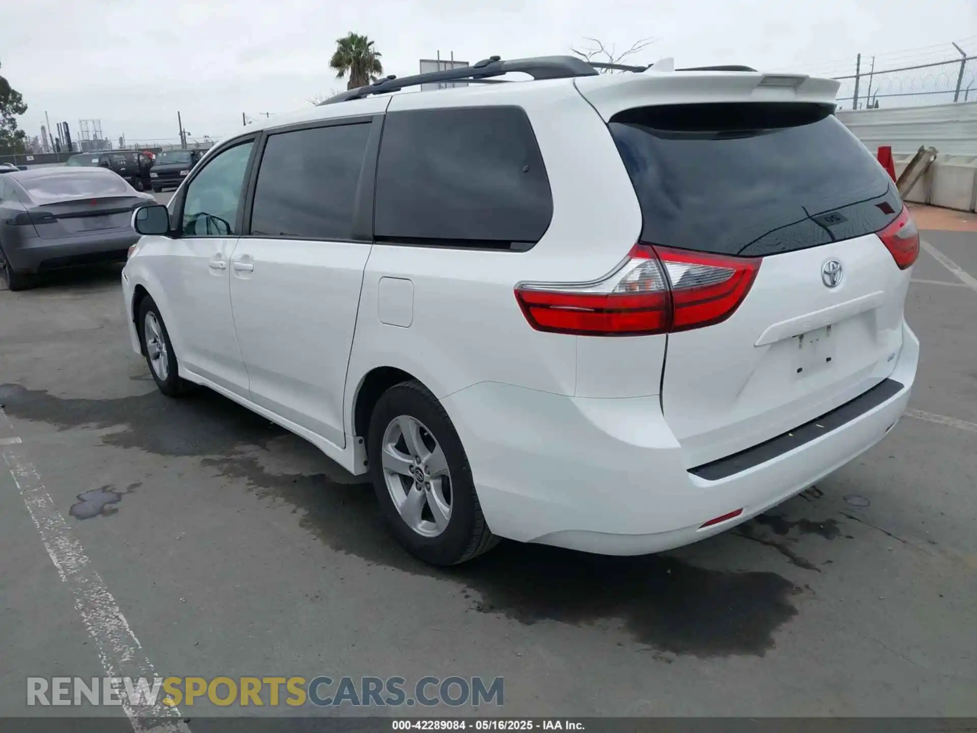 3 Photograph of a damaged car 5TDKZ3DC0LS044909 TOYOTA SIENNA 2020