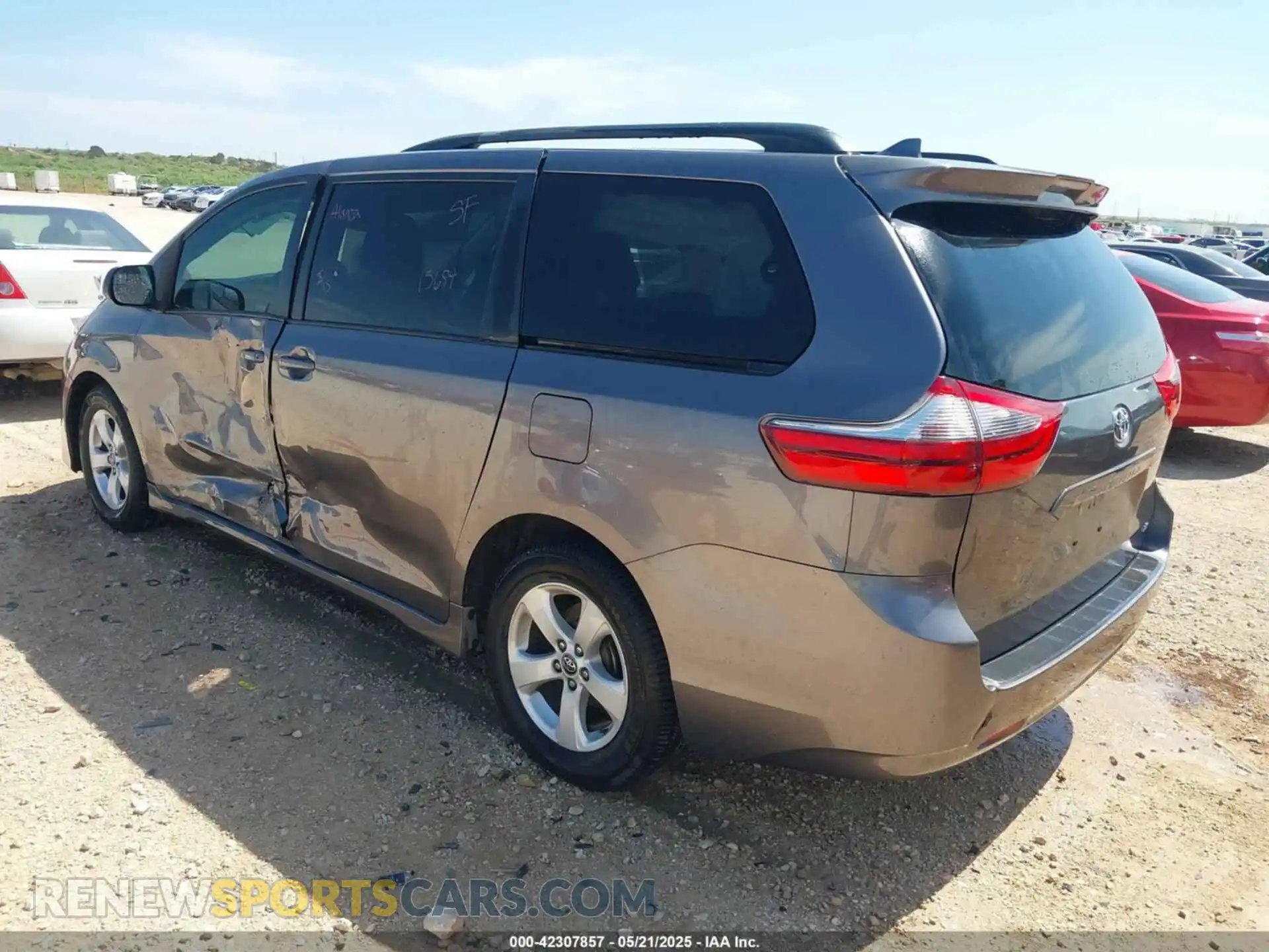 3 Photograph of a damaged car 5TDKZ3DC2LS036312 TOYOTA SIENNA 2020