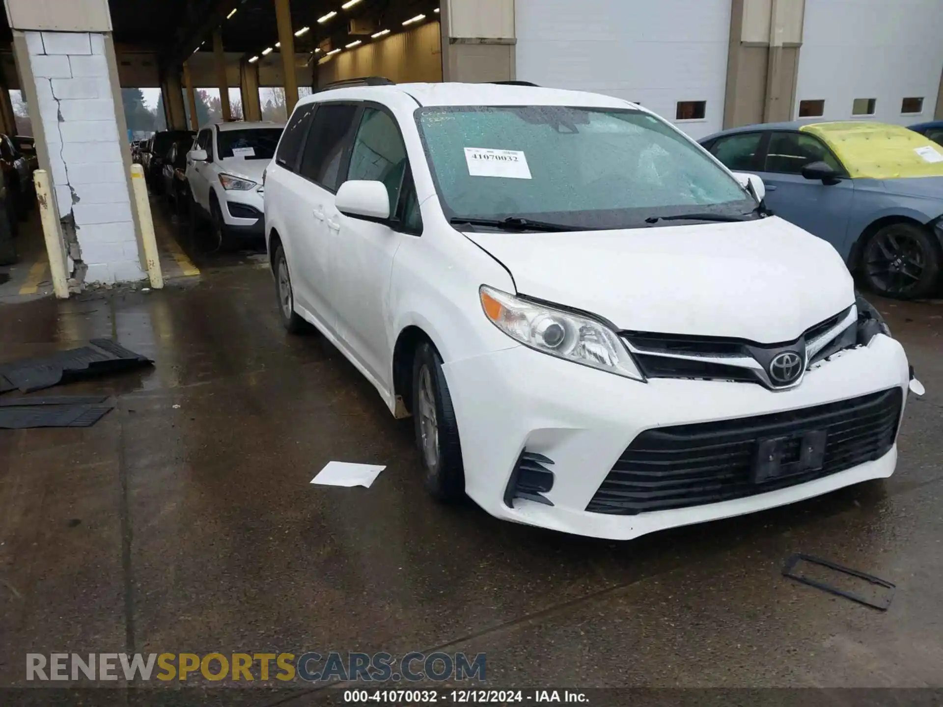 1 Photograph of a damaged car 5TDKZ3DC9LS050403 TOYOTA SIENNA 2020