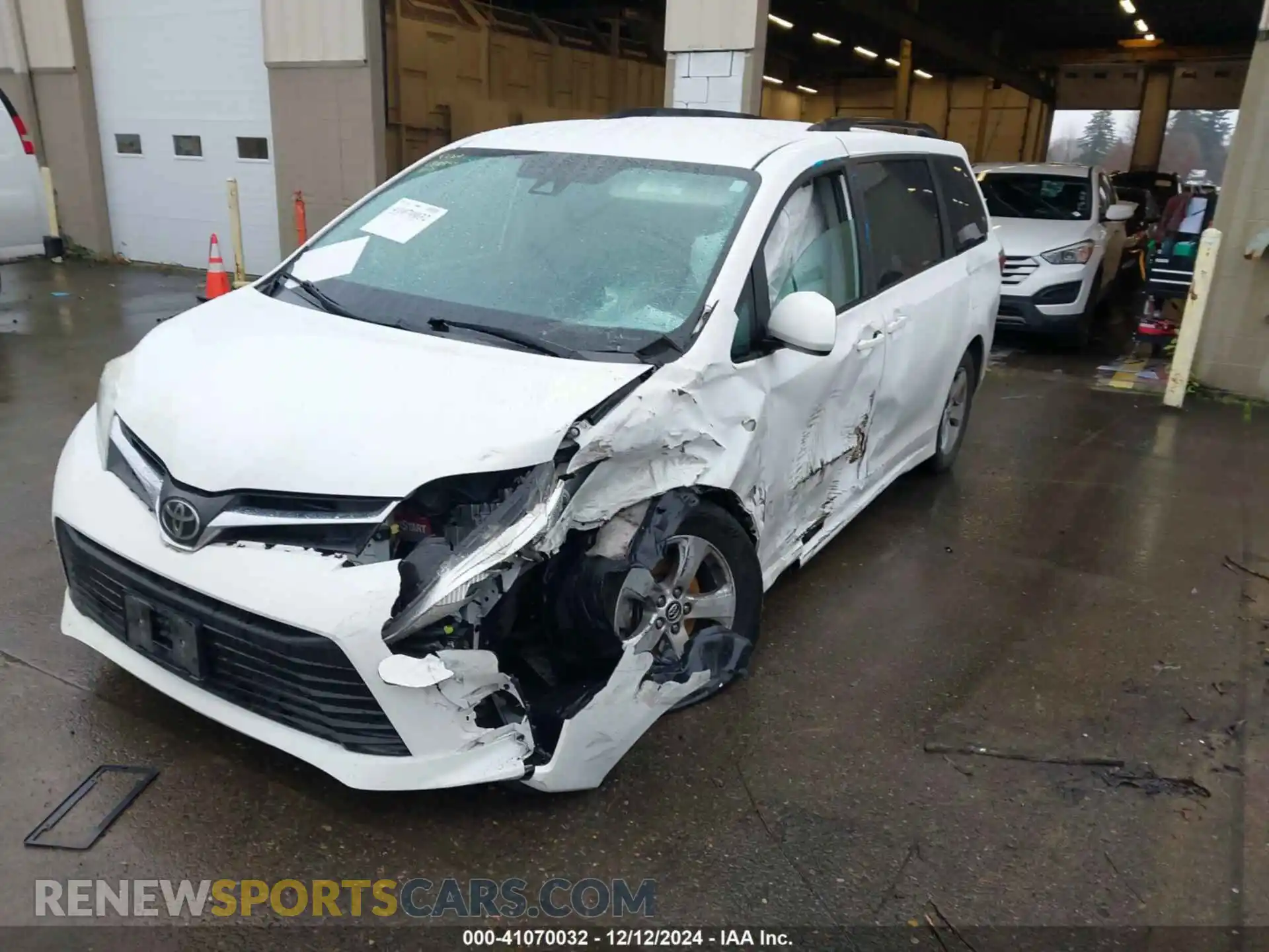 2 Photograph of a damaged car 5TDKZ3DC9LS050403 TOYOTA SIENNA 2020