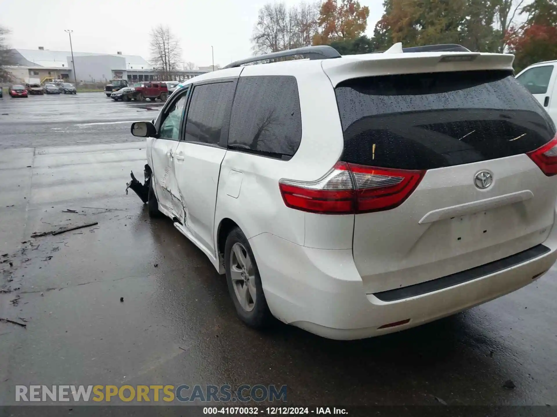 3 Photograph of a damaged car 5TDKZ3DC9LS050403 TOYOTA SIENNA 2020
