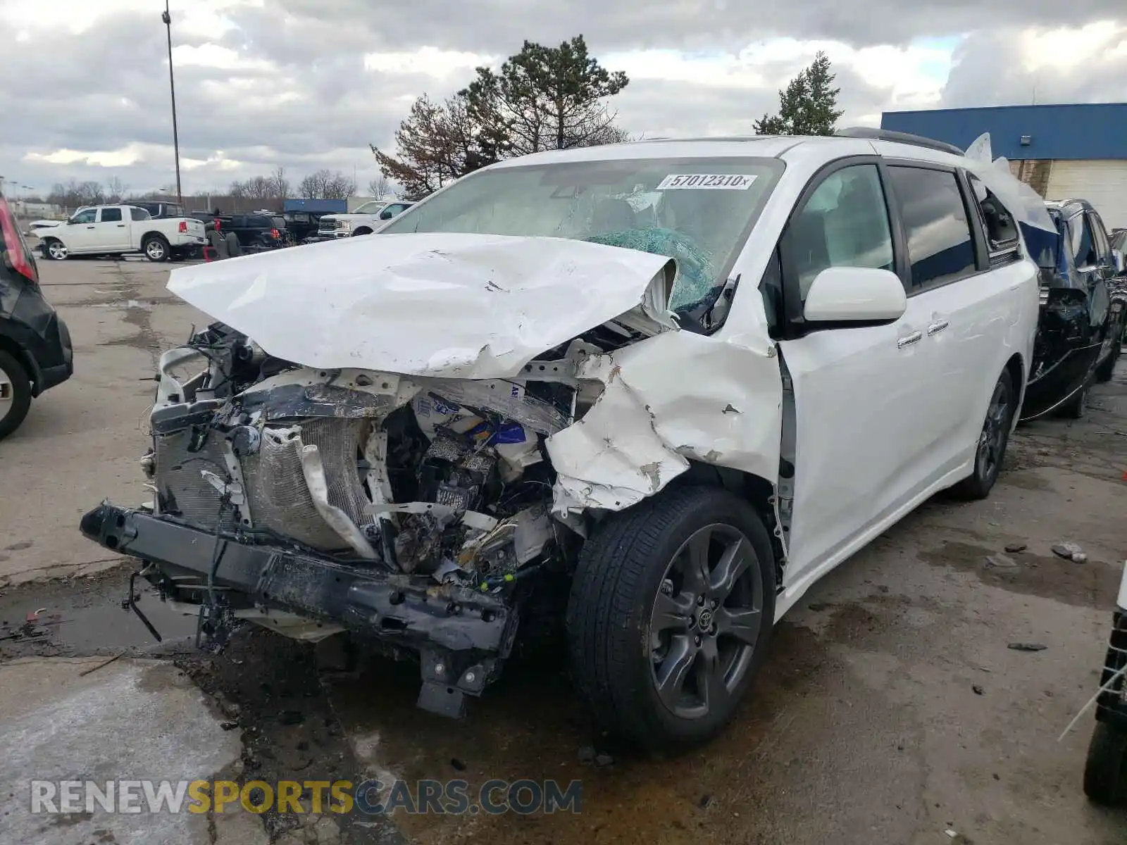 2 Photograph of a damaged car 5TDXZ3DC5LS060853 TOYOTA SIENNA 2020