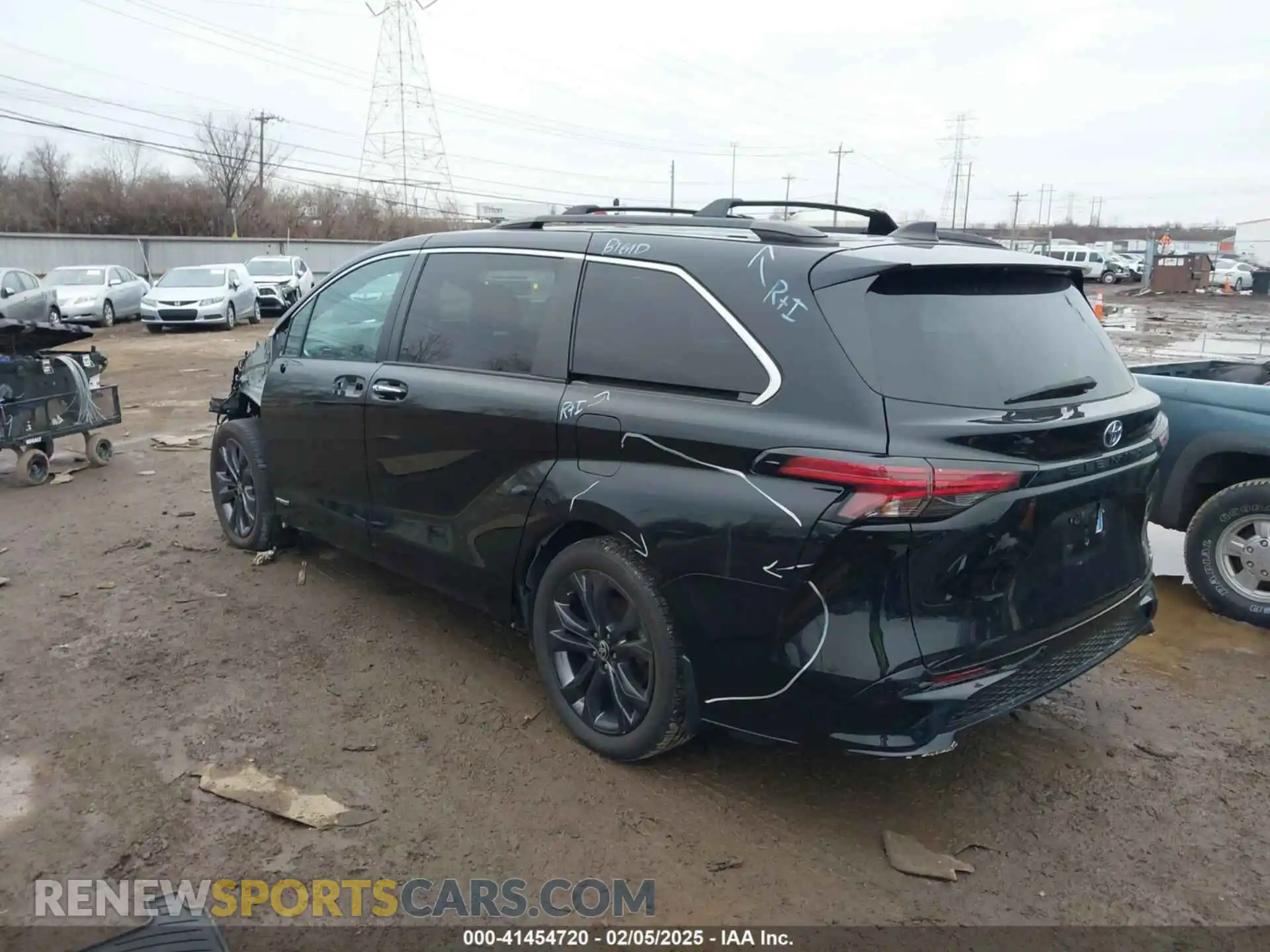 3 Photograph of a damaged car 5TDDRKEC7MS036230 TOYOTA SIENNA 2021