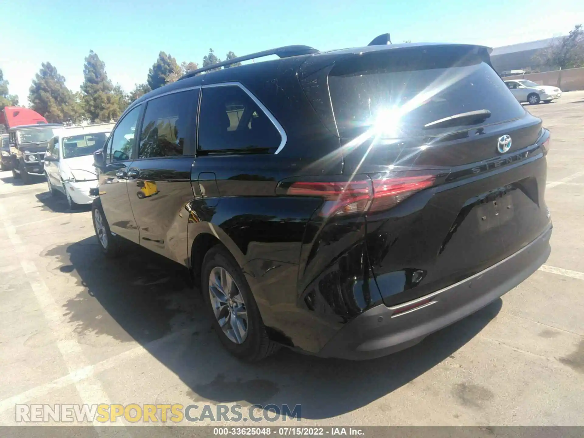 3 Photograph of a damaged car 5TDJRKEC6MS030437 TOYOTA SIENNA 2021