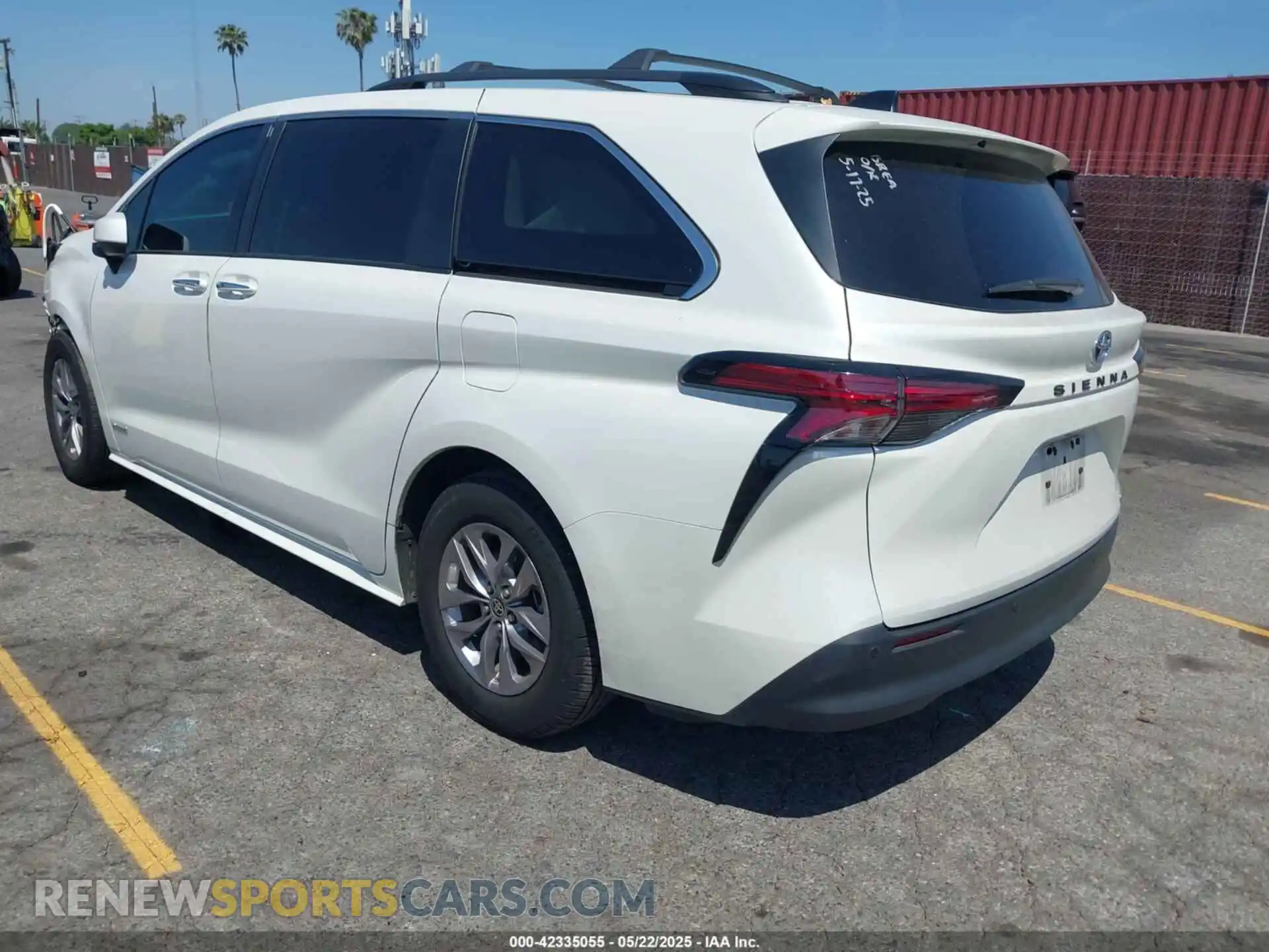 3 Photograph of a damaged car 5TDJRKEC8MS032240 TOYOTA SIENNA 2021