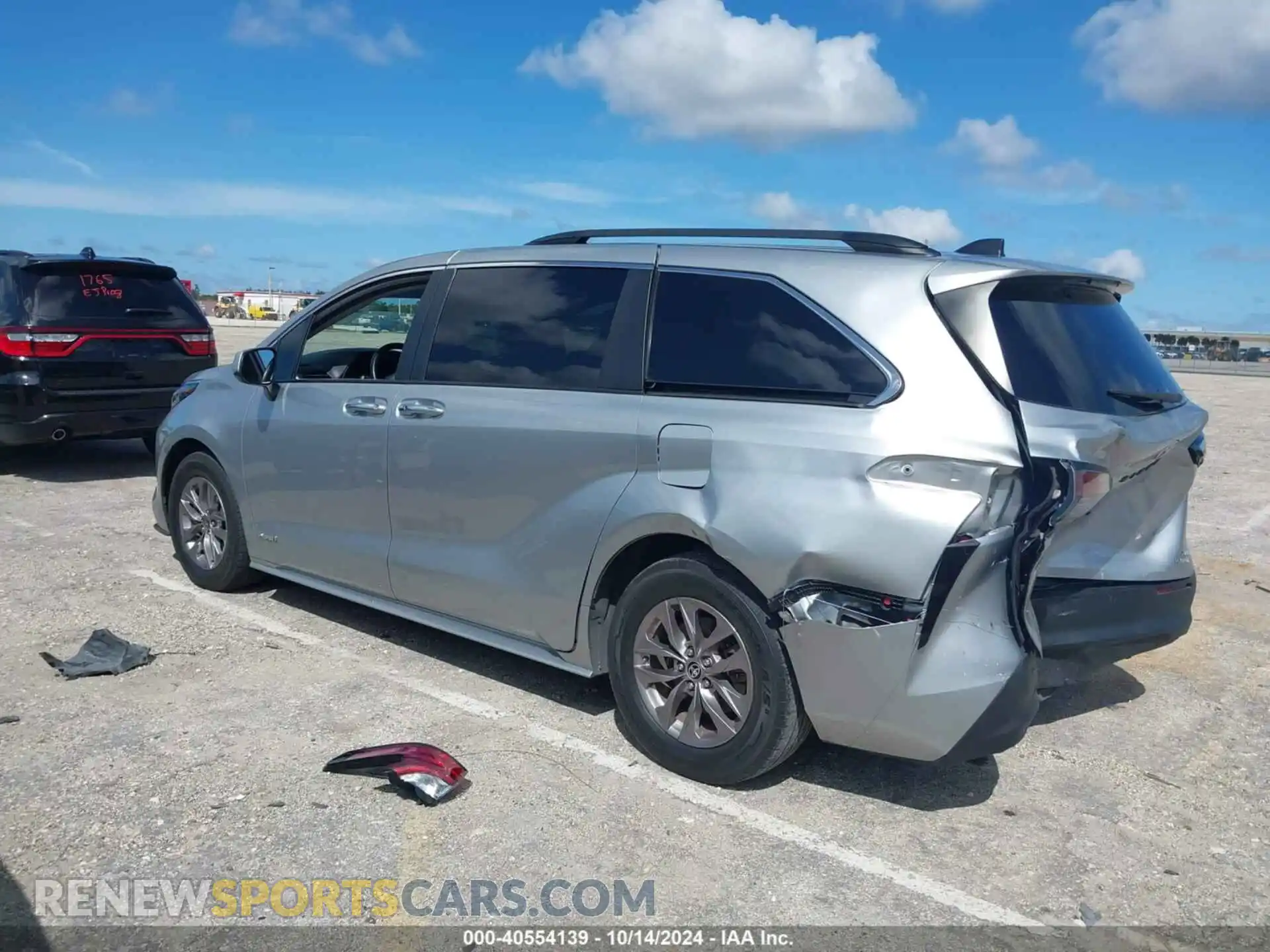 3 Photograph of a damaged car 5TDJRKEC9MS027015 TOYOTA SIENNA 2021