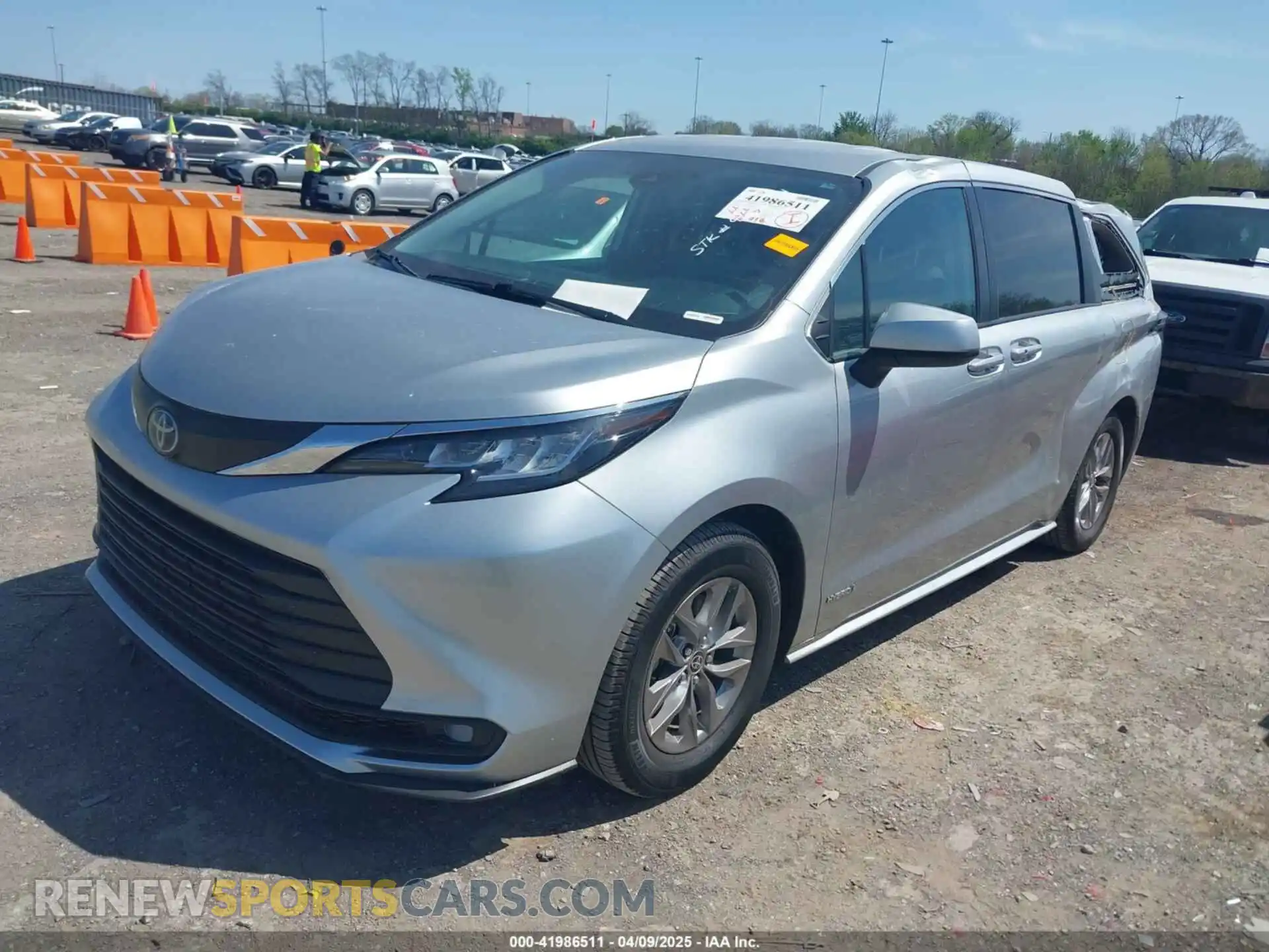 2 Photograph of a damaged car 5TDKRKEC0MS028137 TOYOTA SIENNA 2021