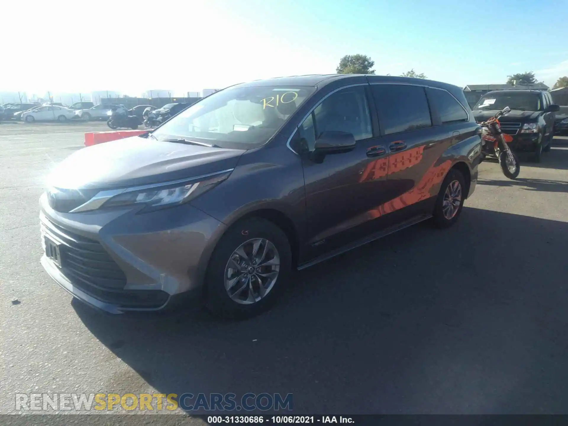 2 fotografías del automóvil dañado 5TDKRKEC3MS030027 TOYOTA SIENNA 2021