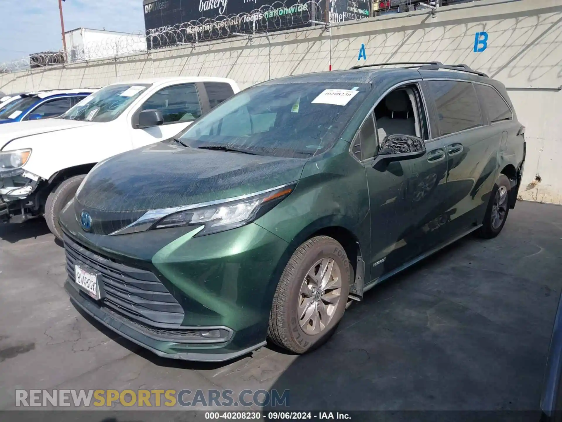 2 fotografías del automóvil dañado 5TDKRKEC6MS014551 TOYOTA SIENNA 2021
