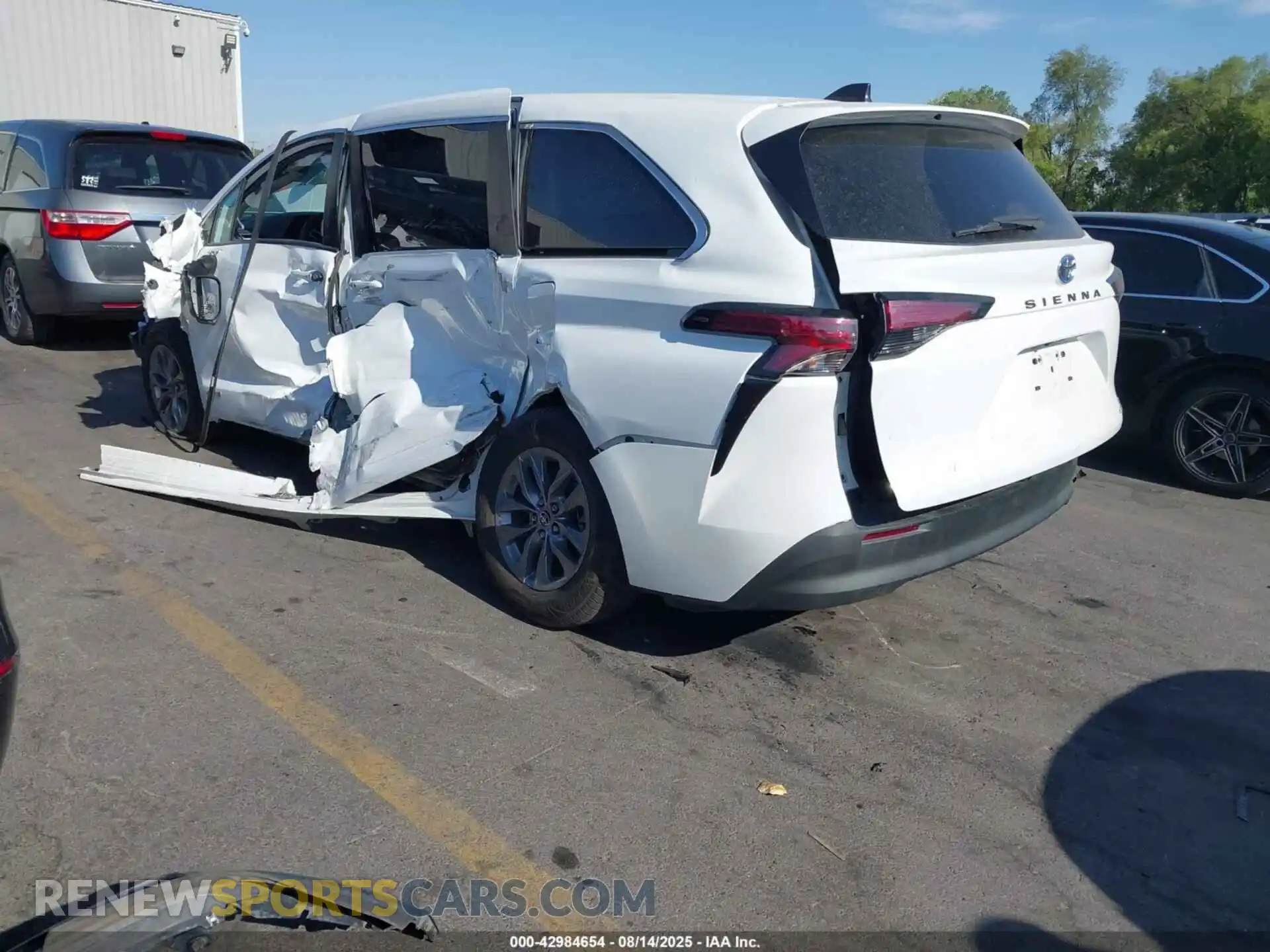 3 Photograph of a damaged car 5TDKRKEC6MS030040 TOYOTA SIENNA 2021