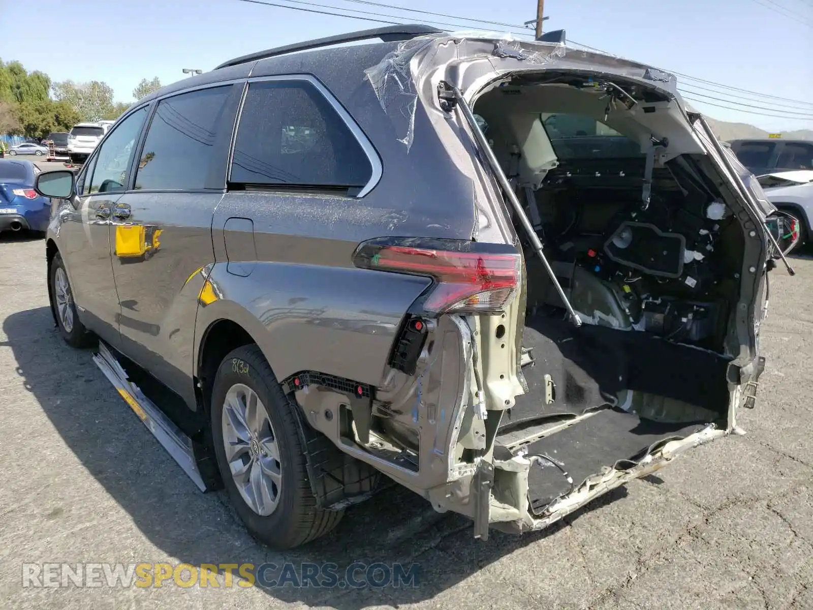 3 Photograph of a damaged car 5TDKRKEC7MS011111 TOYOTA SIENNA 2021