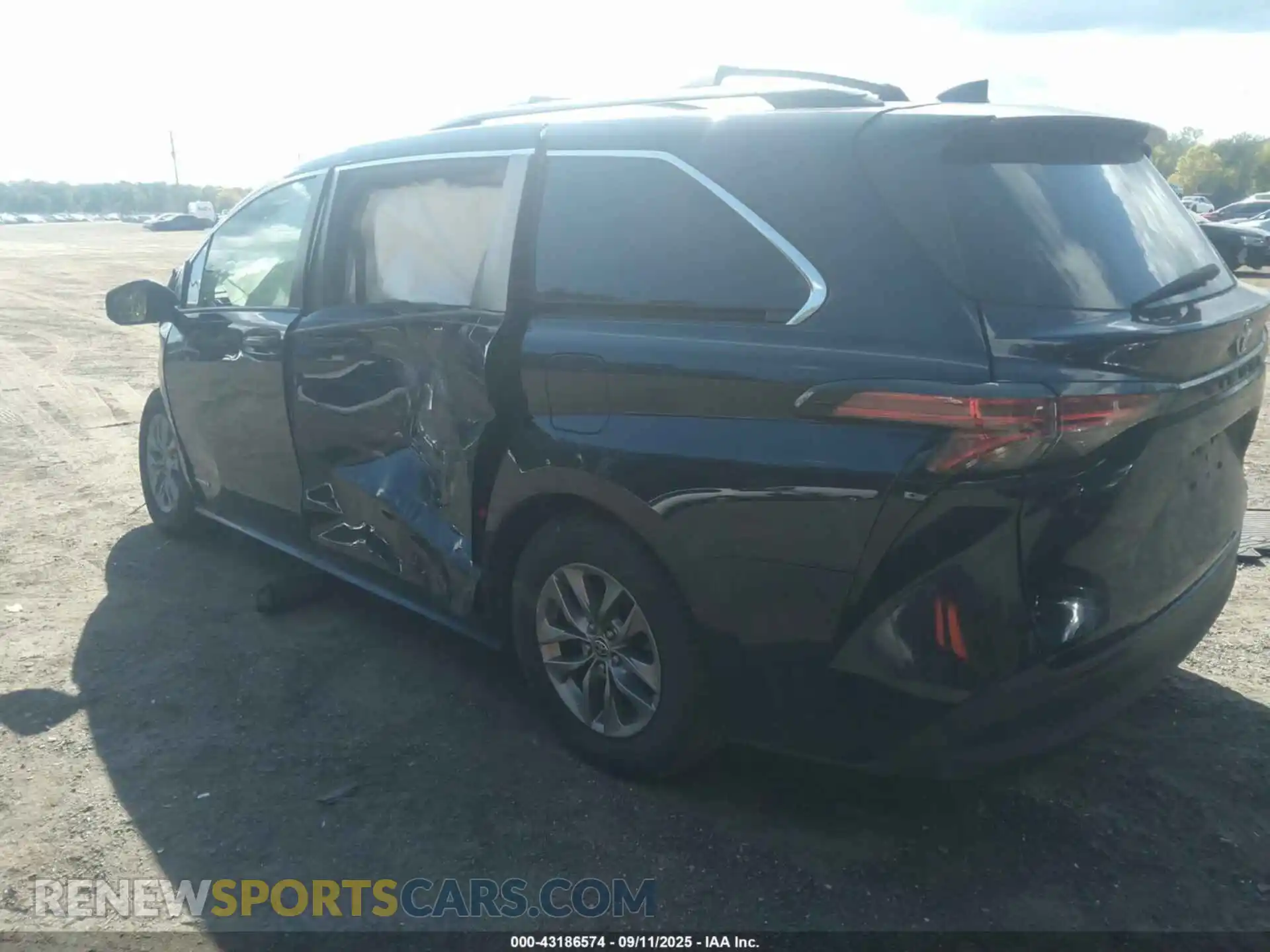 3 Photograph of a damaged car 5TDKRKEC7MS037675 TOYOTA SIENNA 2021