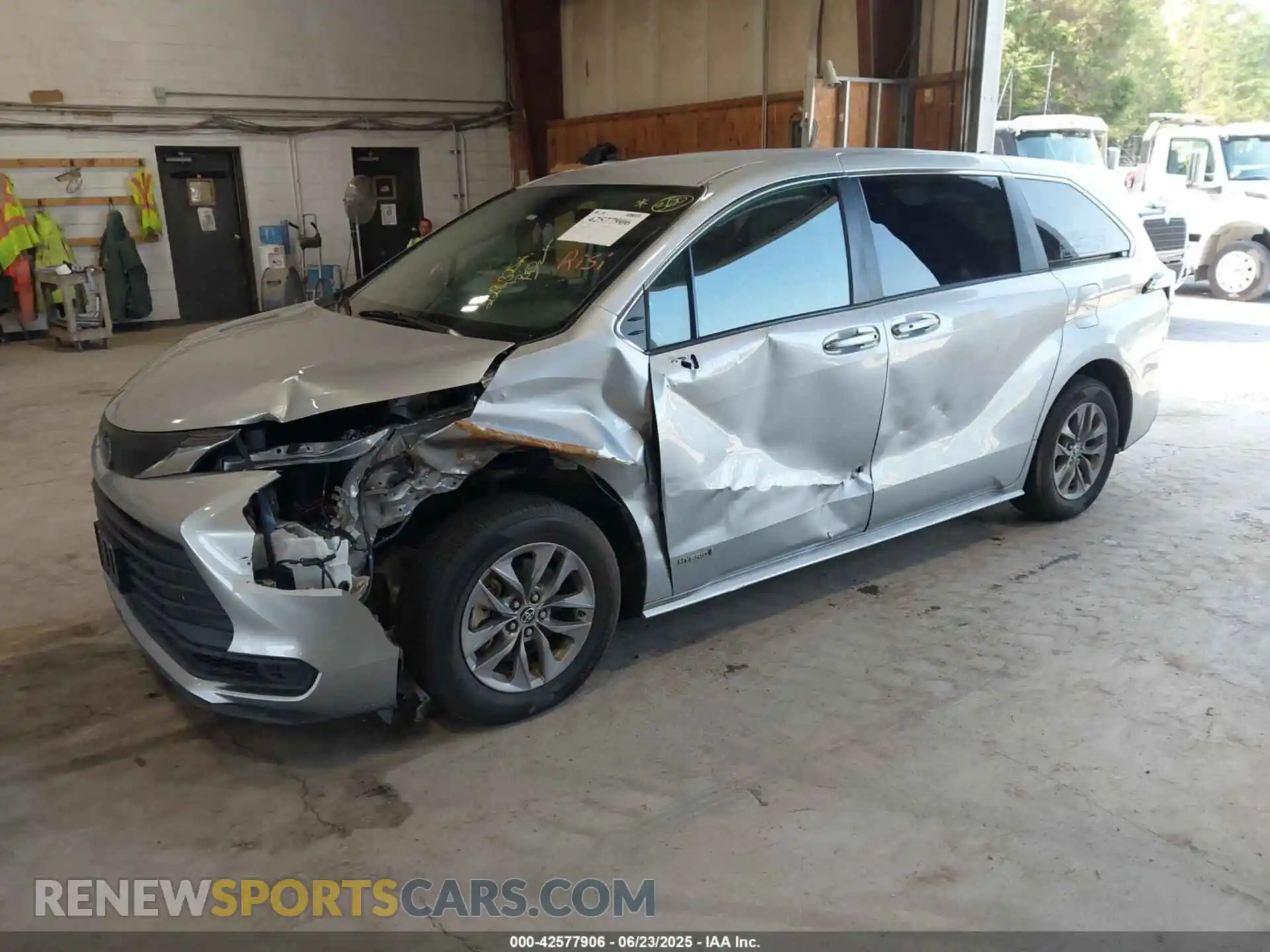 2 Photograph of a damaged car 5TDKSKFC8MS035873 TOYOTA SIENNA 2021