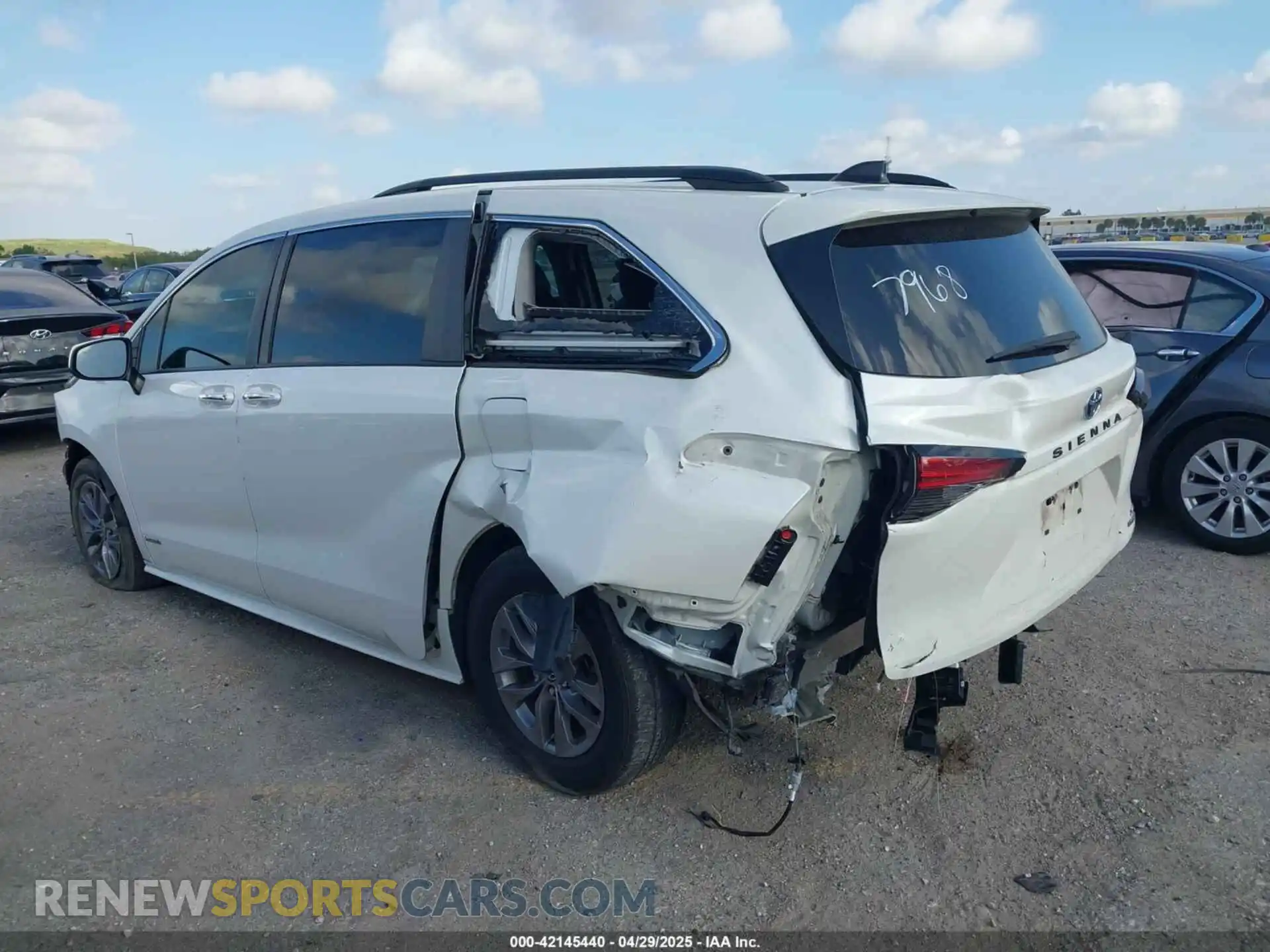 3 Photograph of a damaged car 5TDYRKEC7MS017968 TOYOTA SIENNA 2021