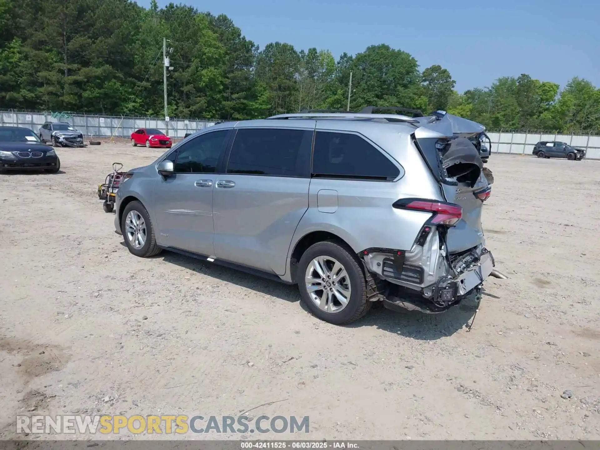 3 Photograph of a damaged car 5TDZRKEC3MS040149 TOYOTA SIENNA 2021