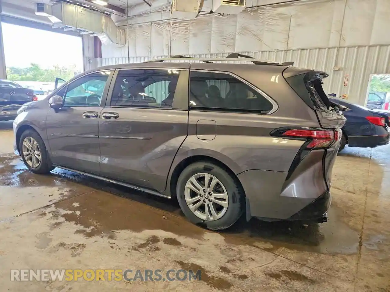 2 fotografías del automóvil dañado 5TDESKFC0PS095082 TOYOTA SIENNA 2023