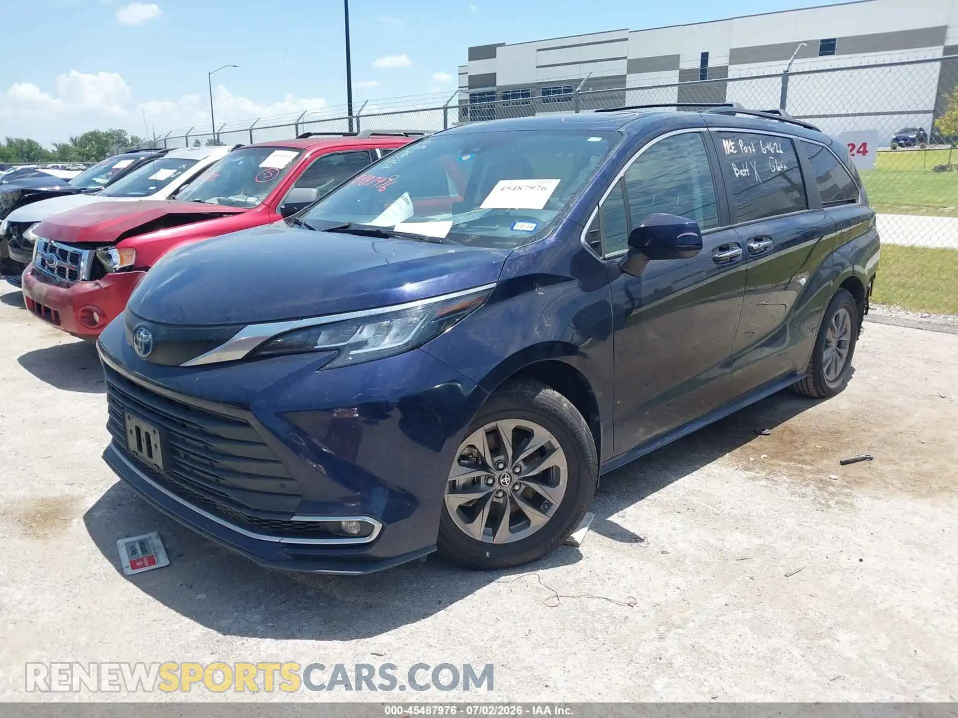 2 fotografías del automóvil dañado 5TDYRKEC1PS145952 TOYOTA SIENNA 2023