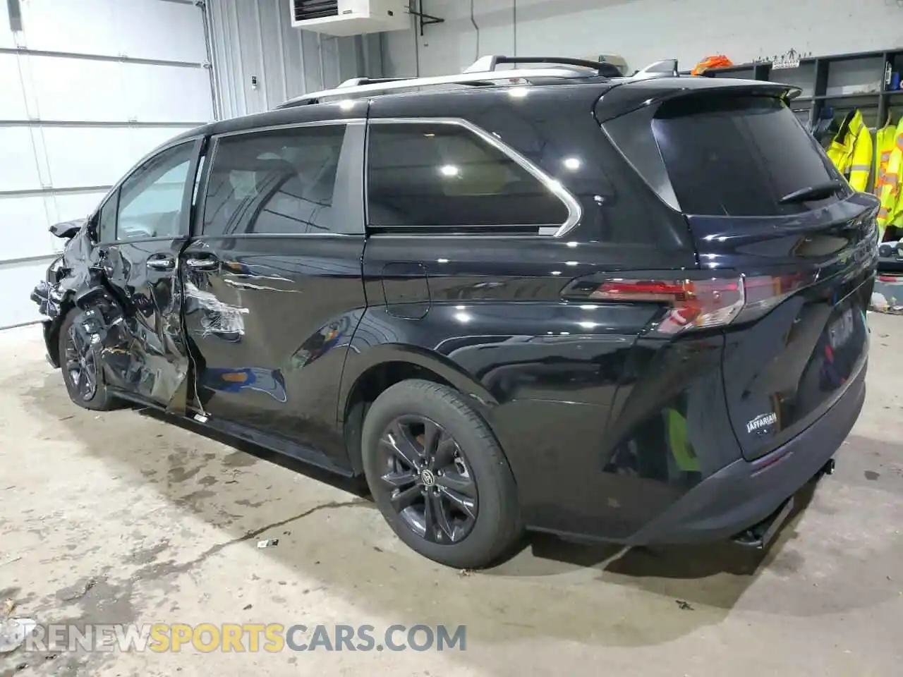 2 fotografías del automóvil dañado 5TDCSKFC3RS112161 TOYOTA SIENNA 2024