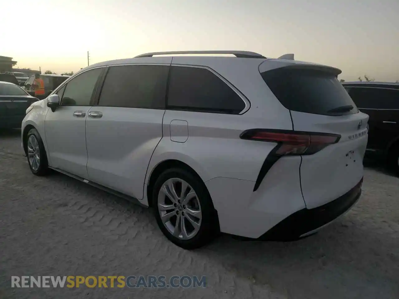 2 fotografías del automóvil dañado 5TDERKEC1RS186362 TOYOTA SIENNA 2024