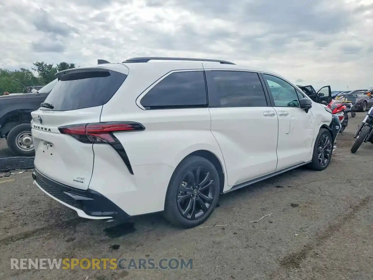 3 Photograph of a damaged car 5TDXRKEC1RS206196 TOYOTA SIENNA 2024