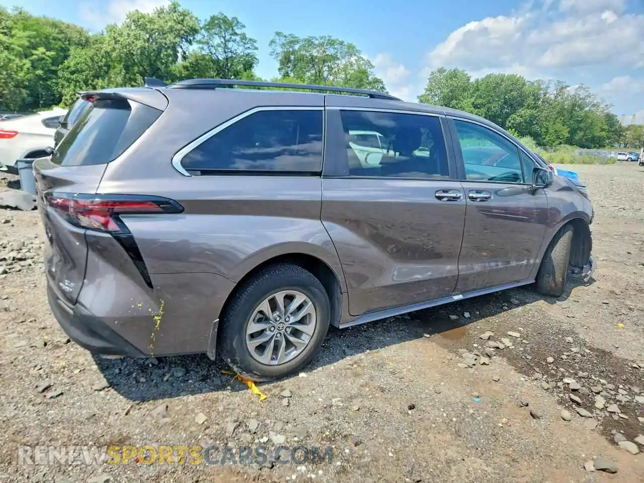 3 Photograph of a damaged car 5TDYRKEC4RS219996 TOYOTA SIENNA 2024