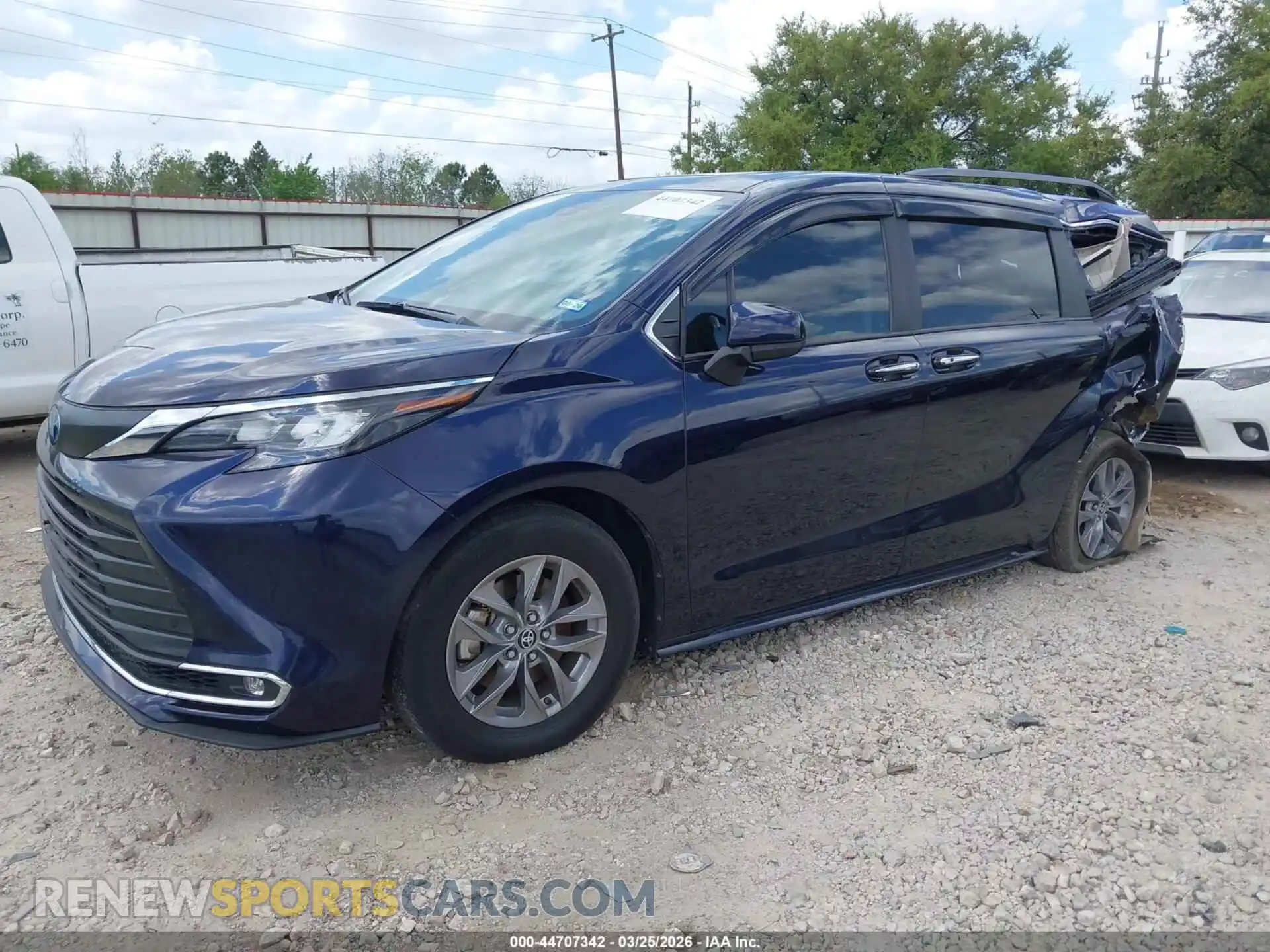 2 Photograph of a damaged car 5TDYRKEC8RS217894 TOYOTA SIENNA 2024