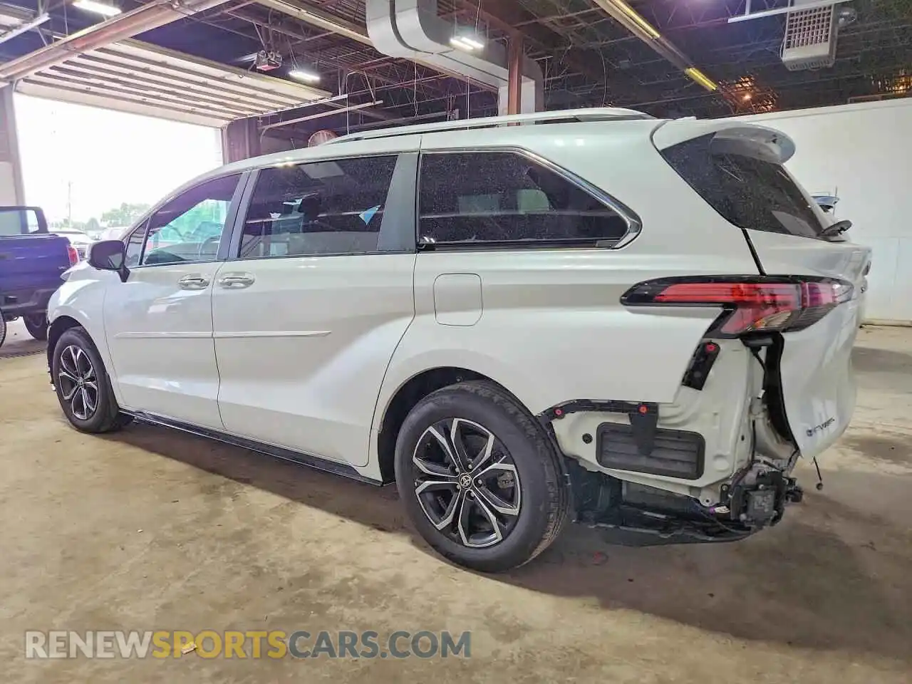 2 fotografías del automóvil dañado 5TDESKFC3SS163397 TOYOTA SIENNA 2025