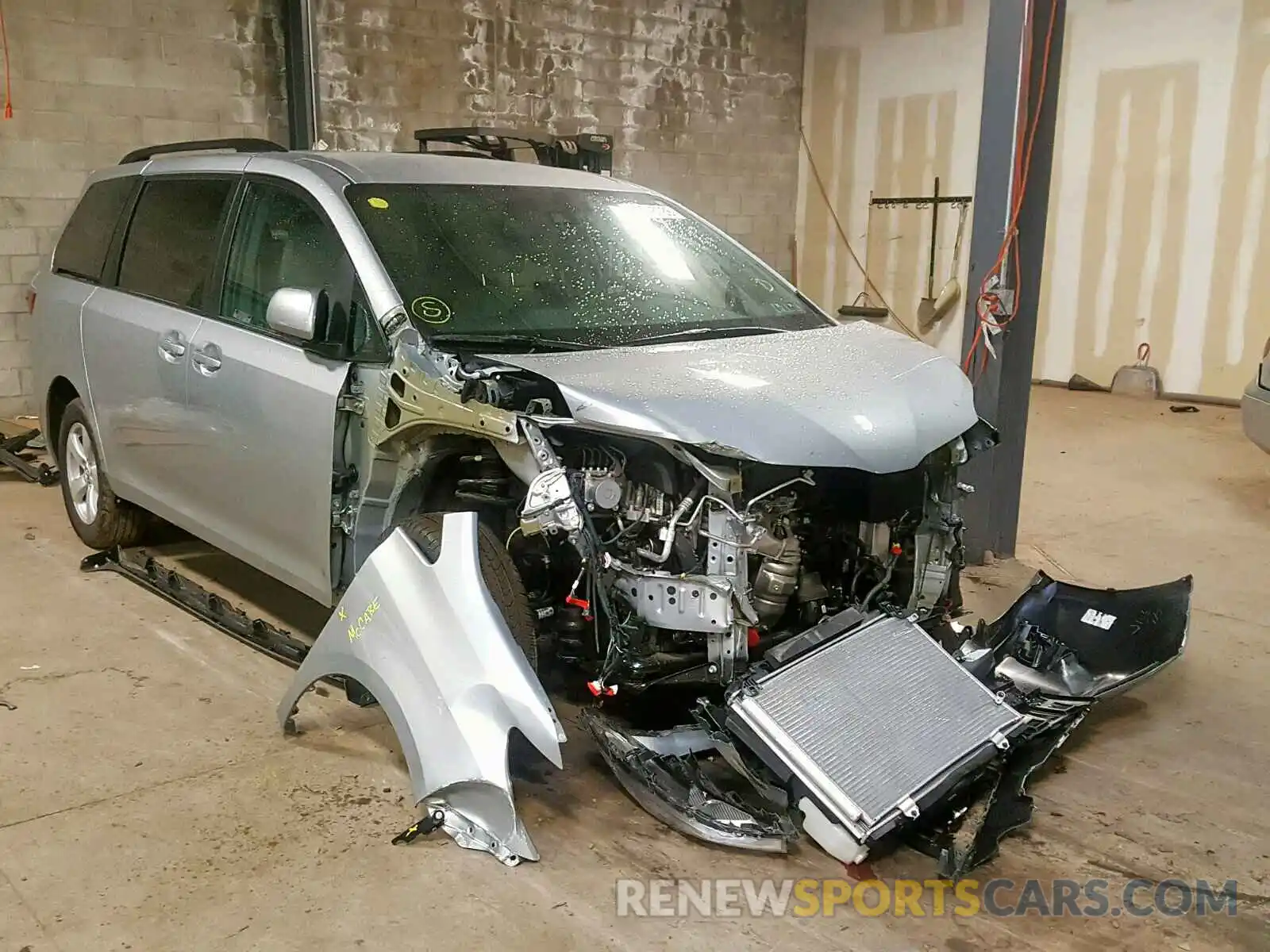 1 Photograph of a damaged car 5TDKZ3DC5KS015212 TOYOTA SIENNA LE 2019