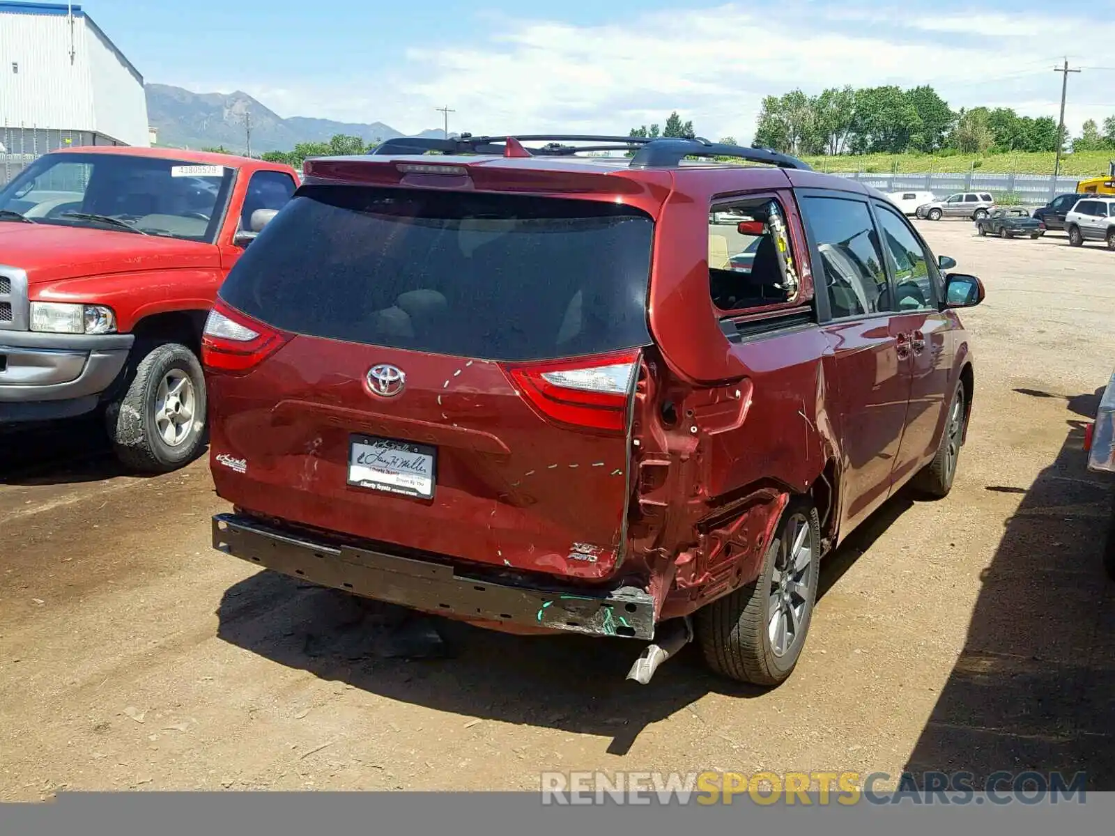 4 Photograph of a damaged car 5TDDZ3DC6KS216299 TOYOTA SIENNA LIM 2019