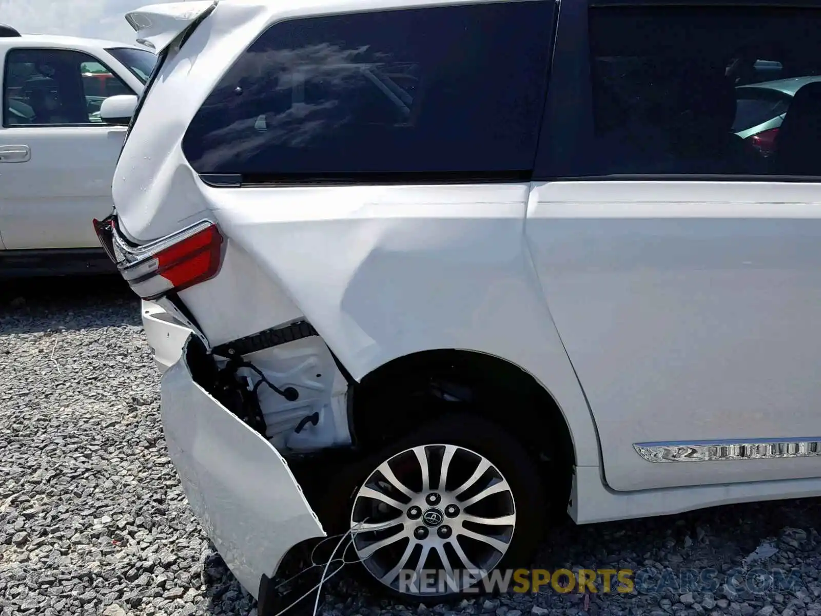 9 Photograph of a damaged car 5TDYZ3DC1KS015217 TOYOTA SIENNA LIM 2019