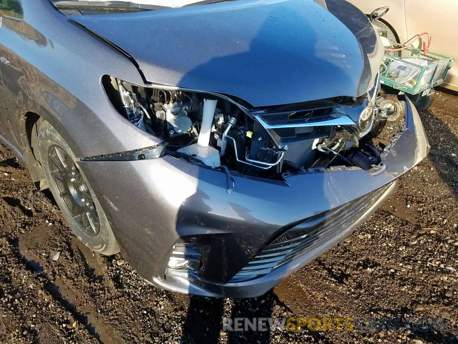 9 Photograph of a damaged car 5TDDZ3DC1KS225086 TOYOTA SIENNA XLE 2019