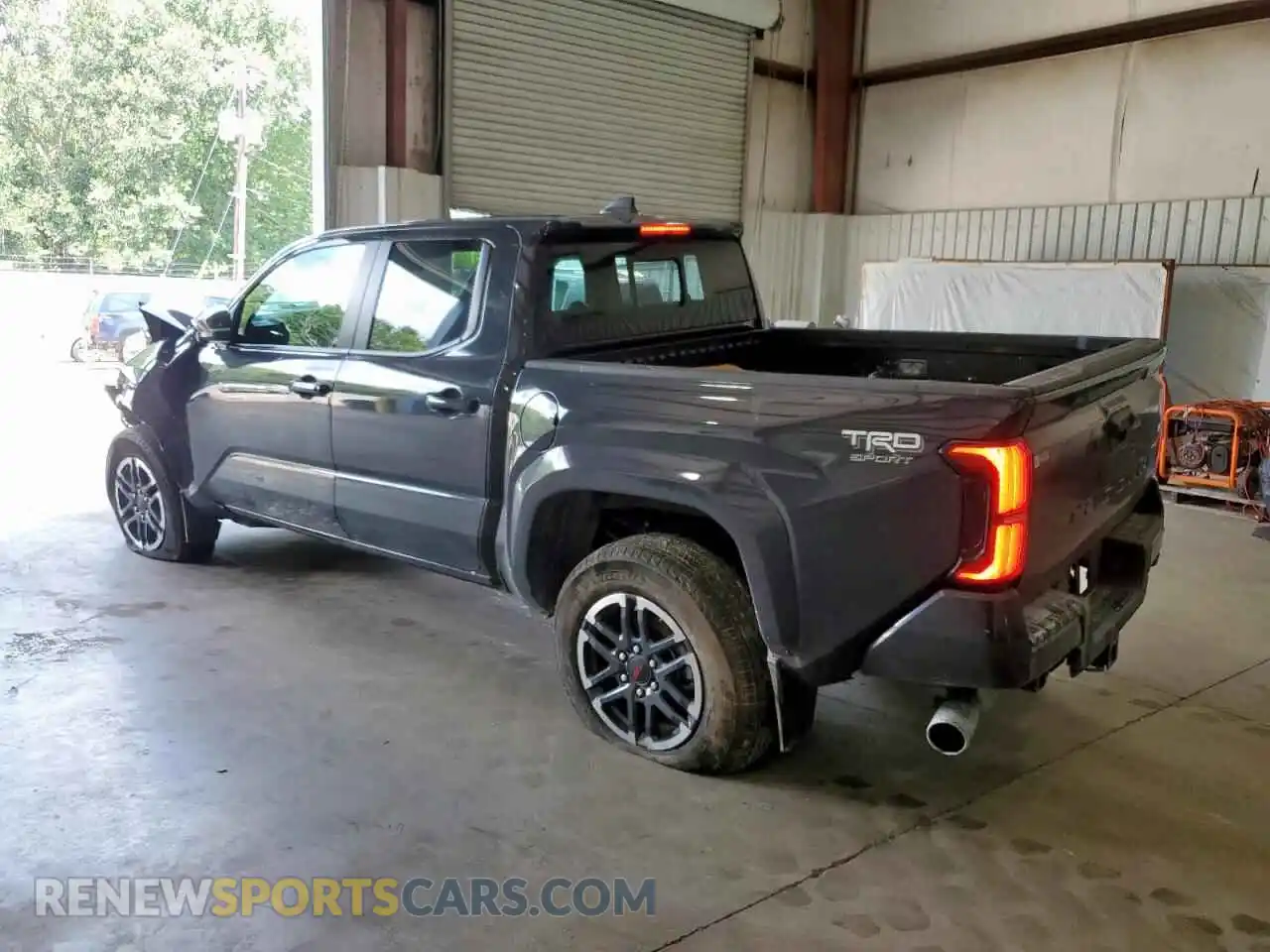 2 fotografías del automóvil dañado 3TMKB5FN3RM012558 TOYOTA TACOMA 2024