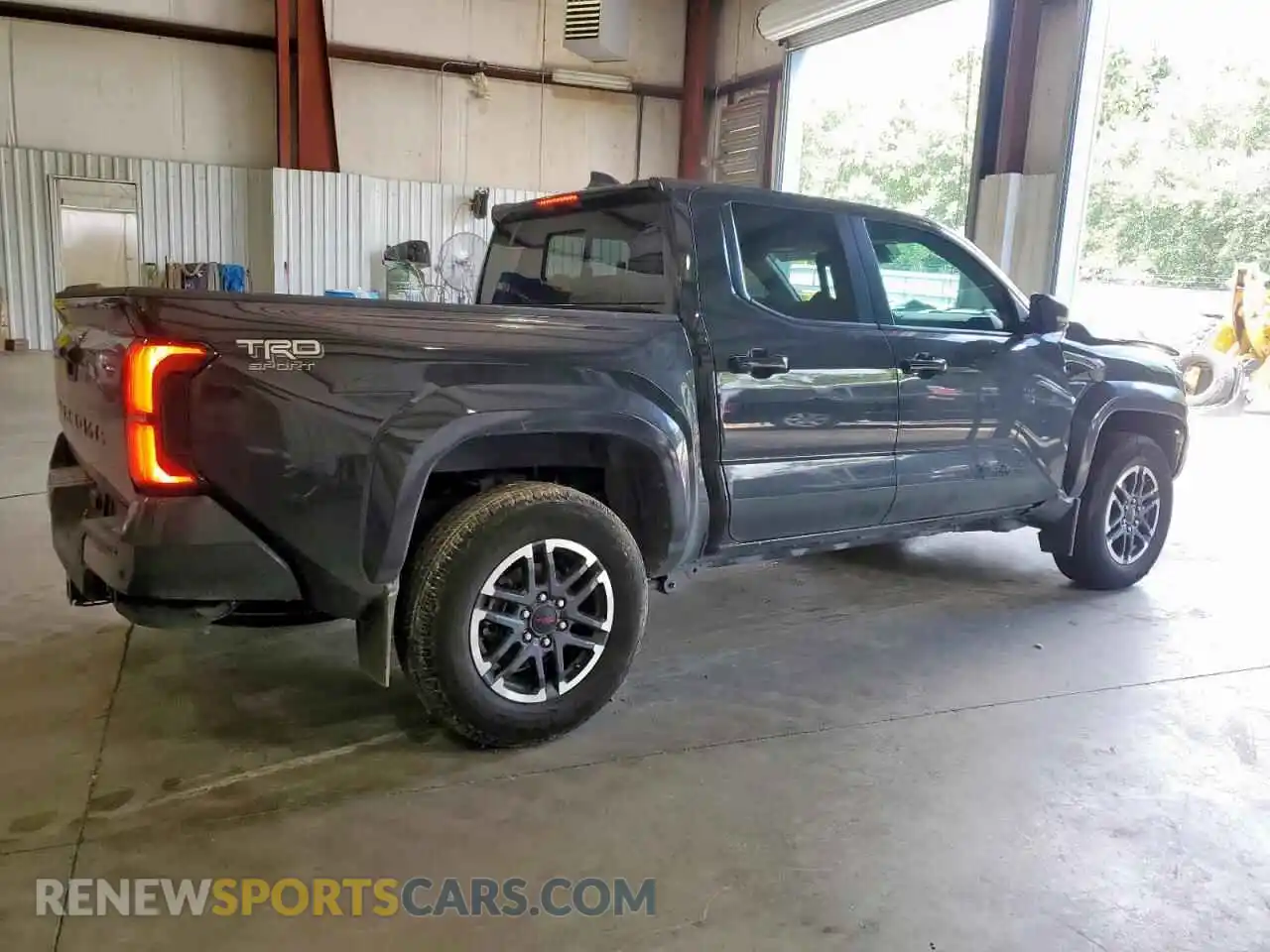3 fotografías del automóvil dañado 3TMKB5FN3RM012558 TOYOTA TACOMA 2024