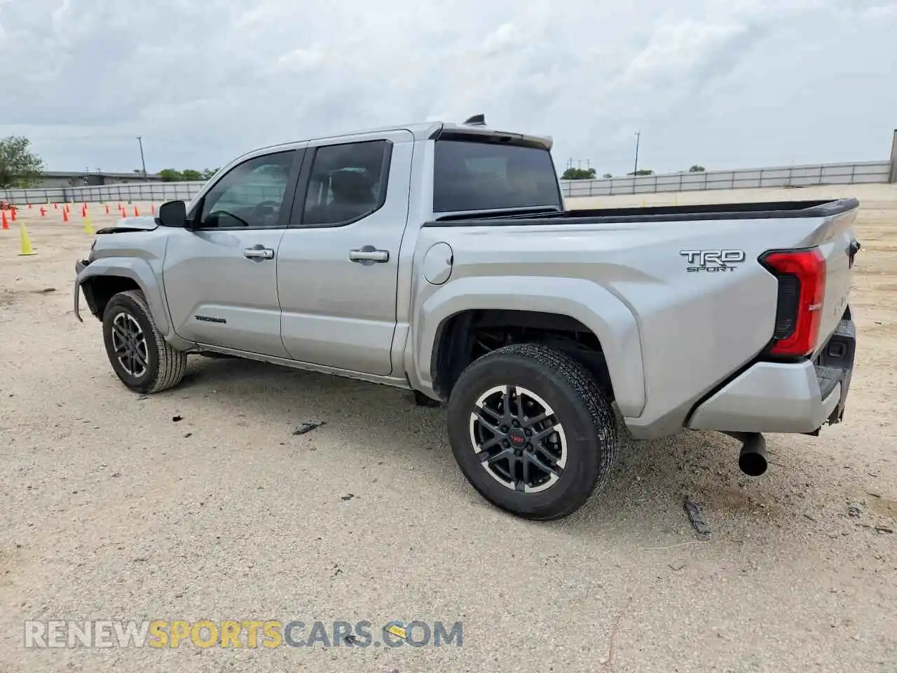 2 fotografías del automóvil dañado 3TMKB5FN7RM000302 TOYOTA TACOMA 2024