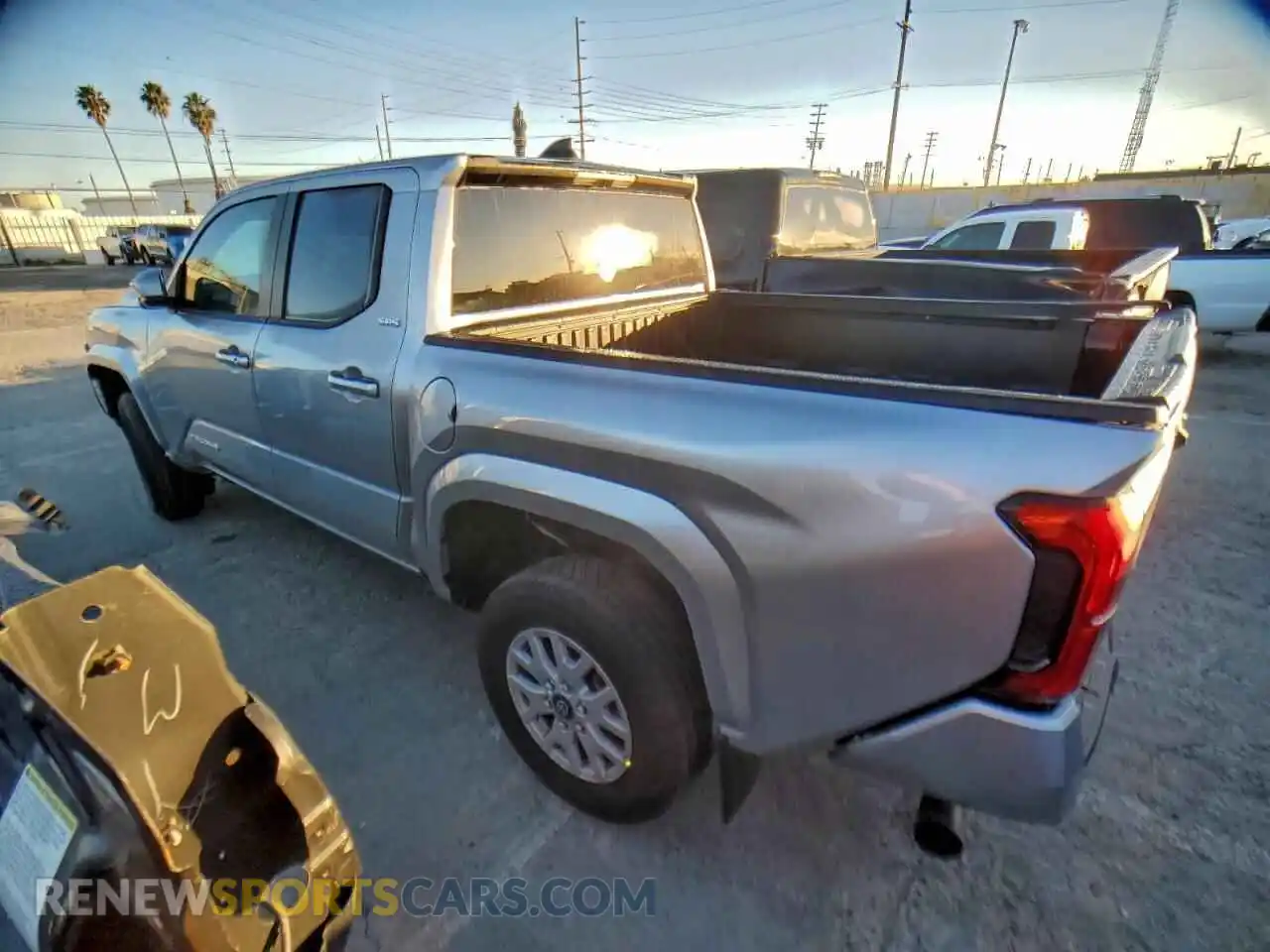2 fotografías del automóvil dañado 3TMKB5FN7RM002793 TOYOTA TACOMA 2024