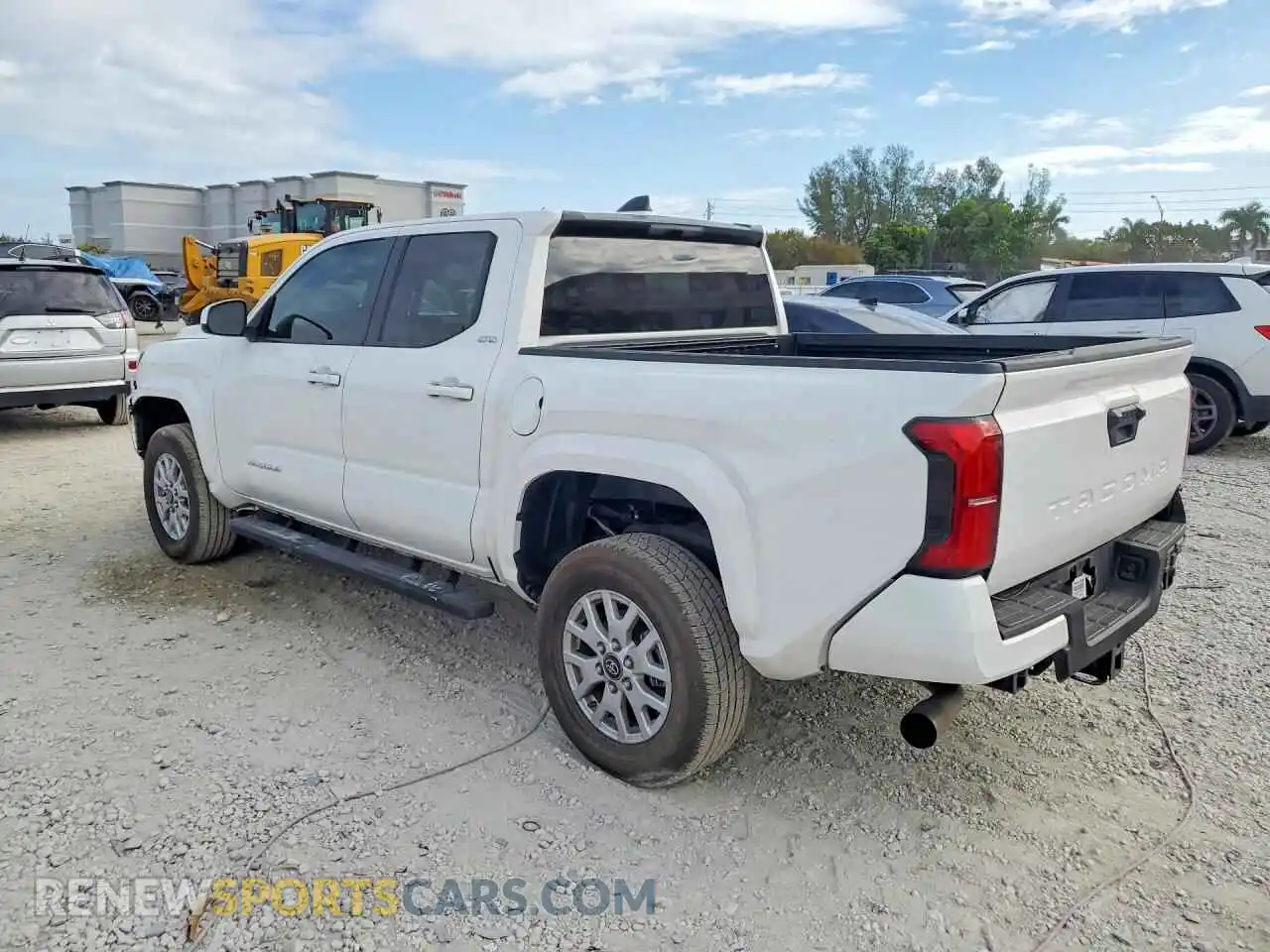 2 fotografías del automóvil dañado 3TMKB5FN7RM021571 TOYOTA TACOMA 2024