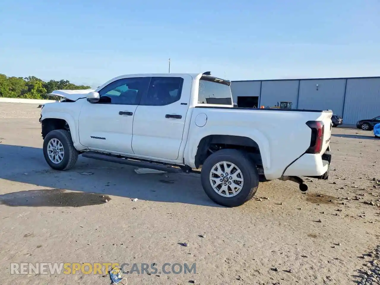 2 fotografías del automóvil dañado 3TMKB5FN8RM017805 TOYOTA TACOMA 2024