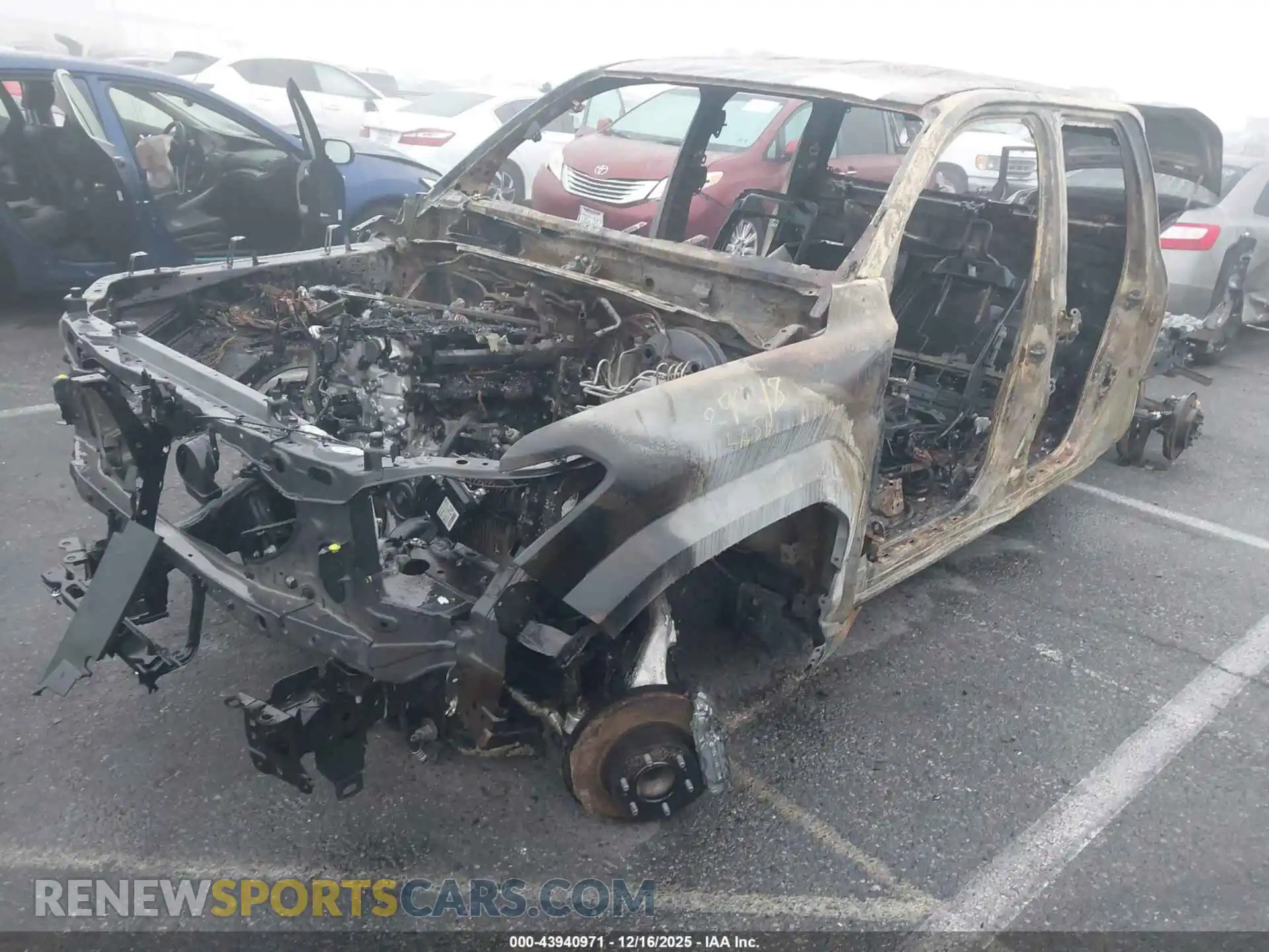 2 fotografías del automóvil dañado 3TMKB5FN9RM012418 TOYOTA TACOMA 2024