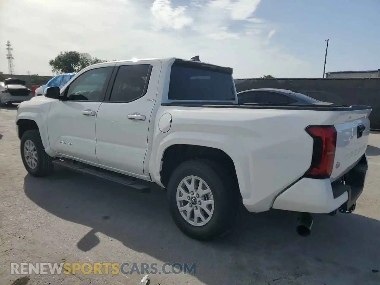 2 fotografías del automóvil dañado 3TMKB5FNXRM014081 TOYOTA TACOMA 2024